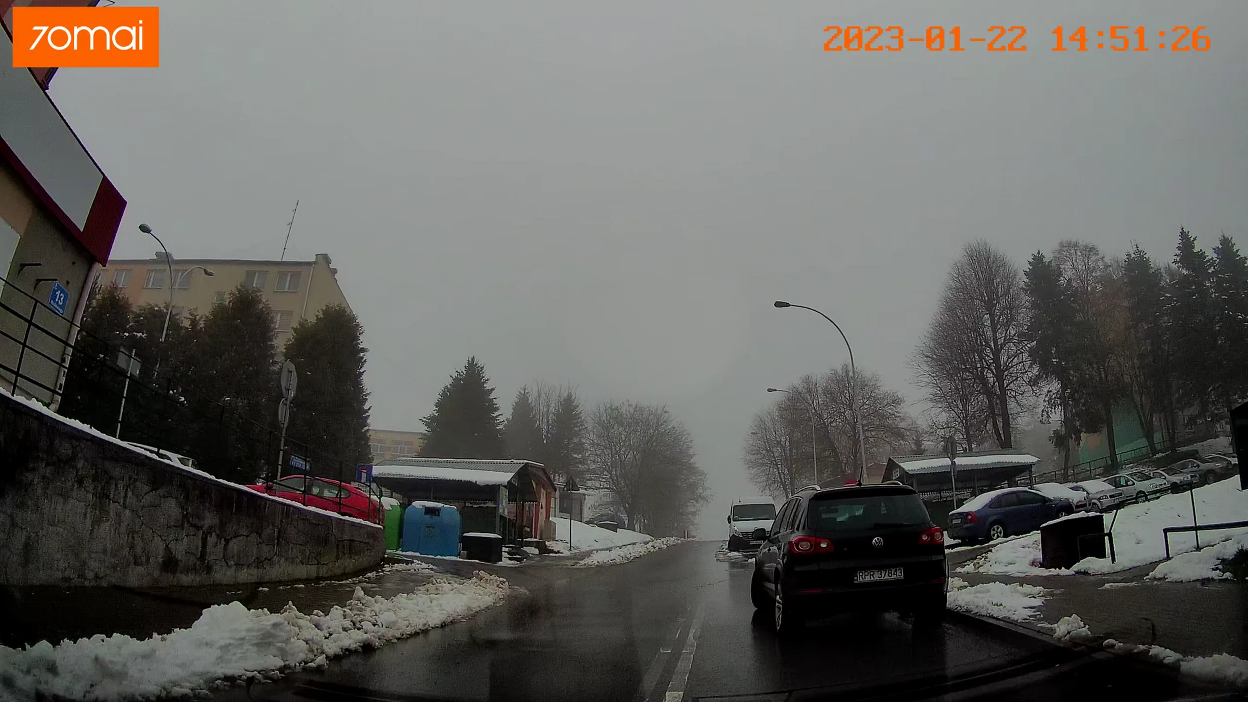 Typ parkuje na skrzyżowaniu przy ciągłej, czyli na zakazie zmuszając innych do łamania przepisów, żeby go ominąć. Przez całe lata można było tu stać i utrudniać ruch dopóki nie namalowano linii ciągłej. Niektórzy się nauczyli, że się tu więcej nie parkuje, a ten z wioski przyjechał i myśli, że wszędzie wolno mu stanąć.