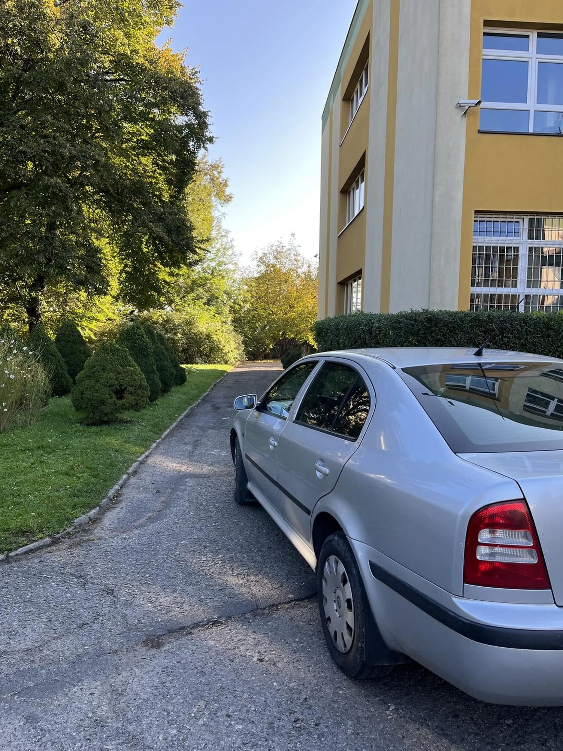 nie parkuje sie na drodze