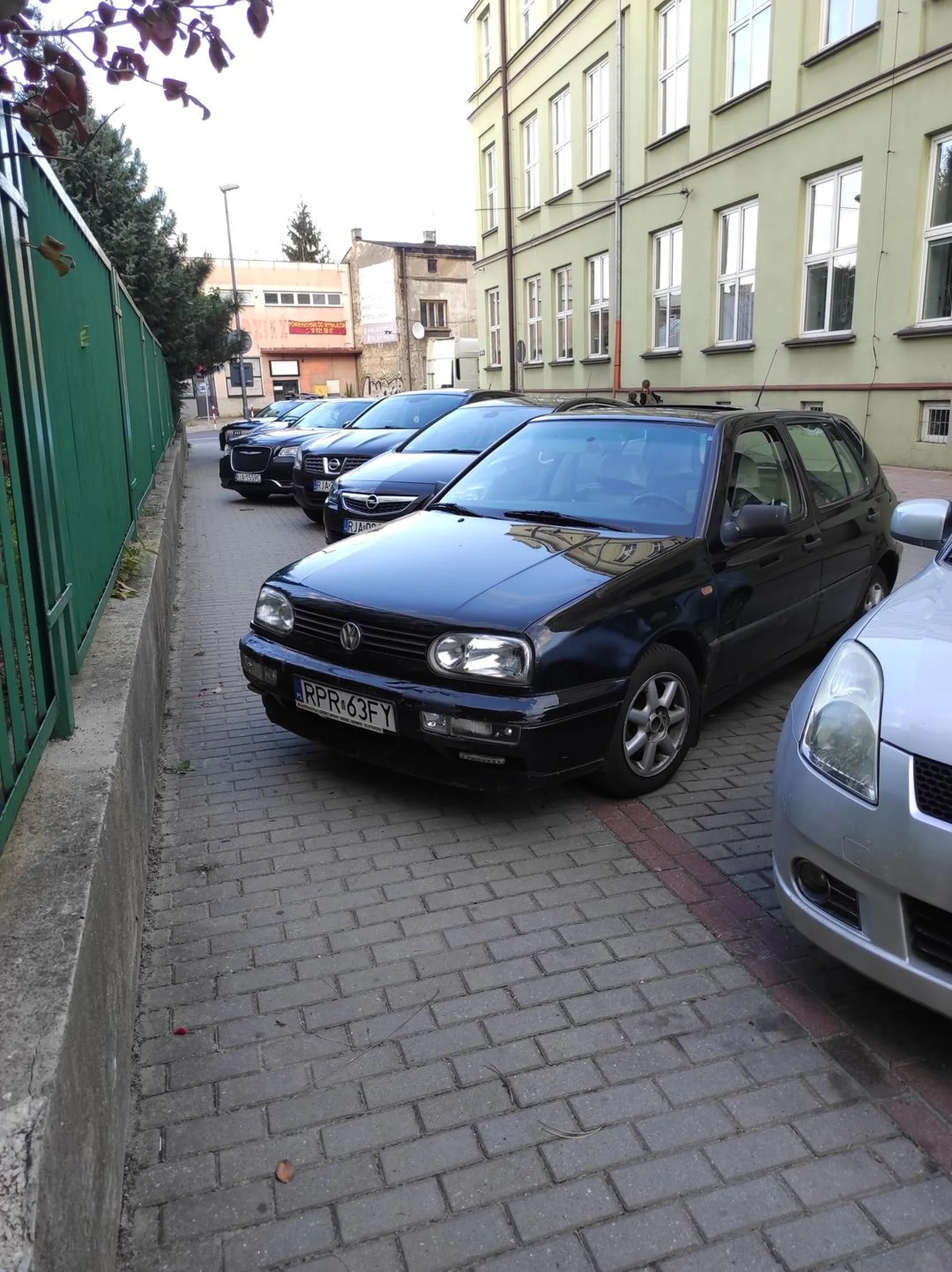 Panu jak widać delikatnie się podjechało na chodnik