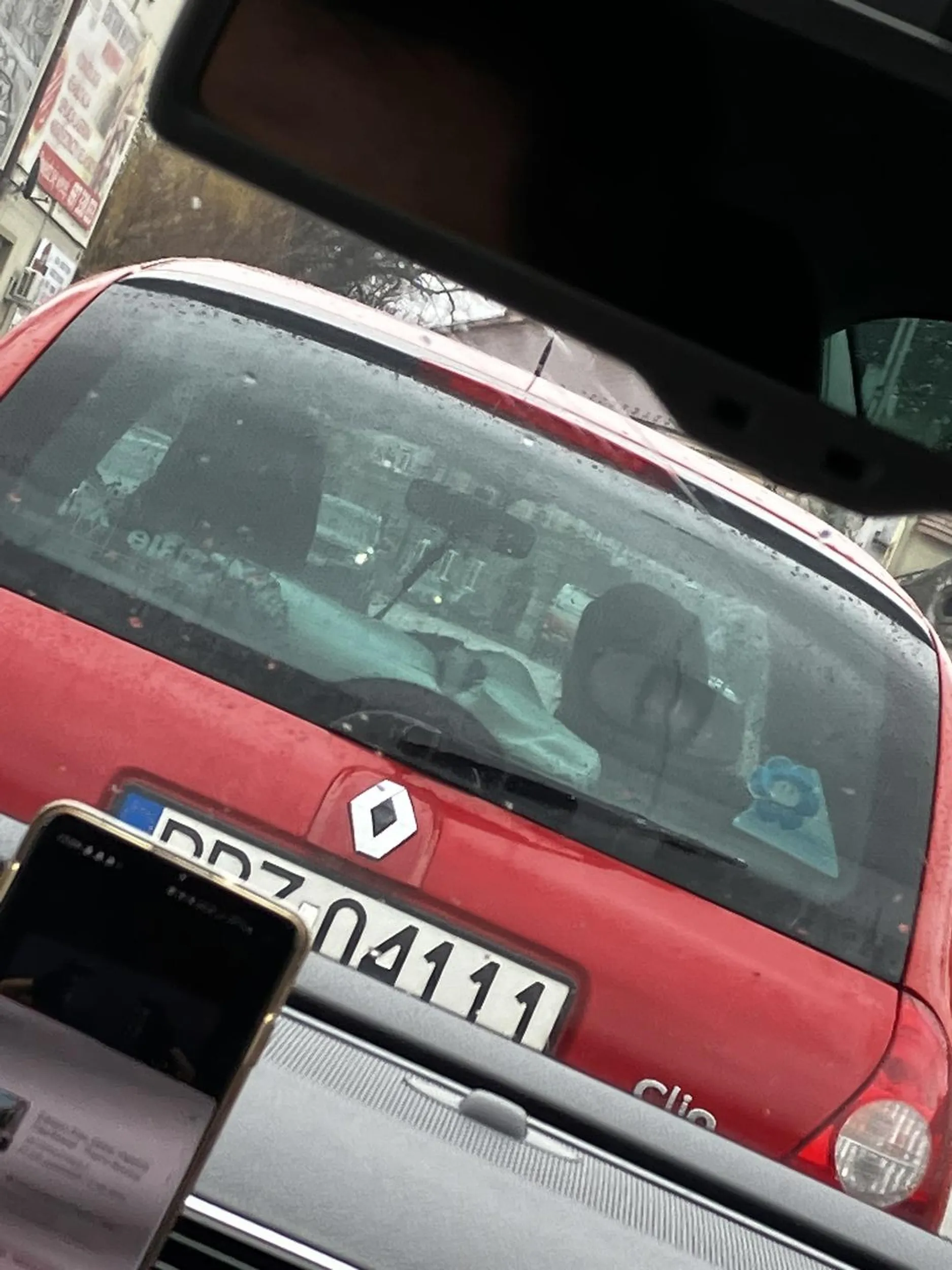 staje na środku skrzyzowania, w dupie ma innych uczestników ruchu drogowego, kto ci dal prawo jazdy, pomoc dla powodzian?