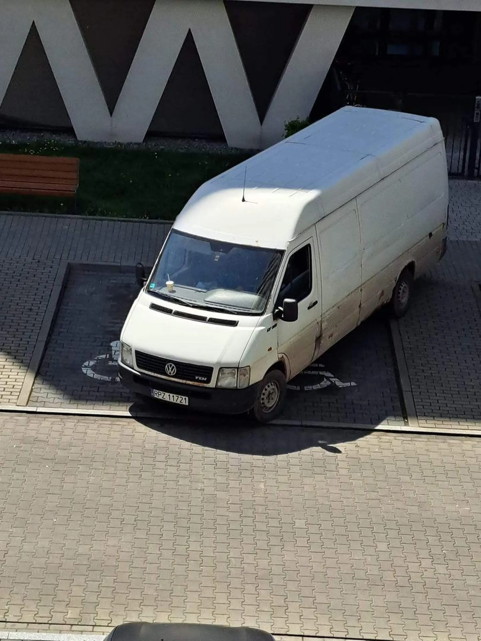 Parkowanie na 2 miejscach dla niepełnosprawnych