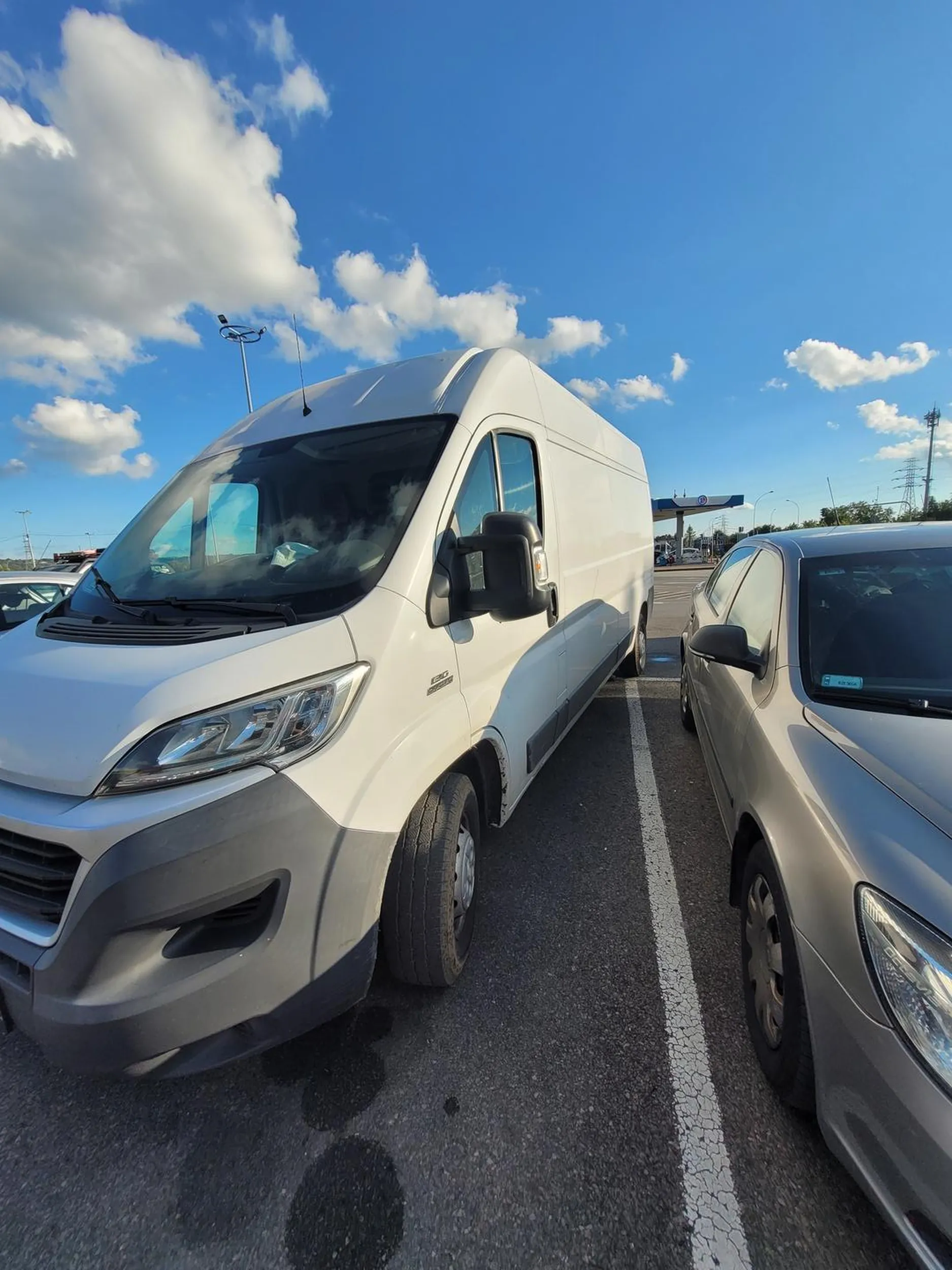 Kierowca ewidentnie powtarzal edukacje w podstawowce i do tej pory nie potrafi "trafic" w linie miejsca parkingowego