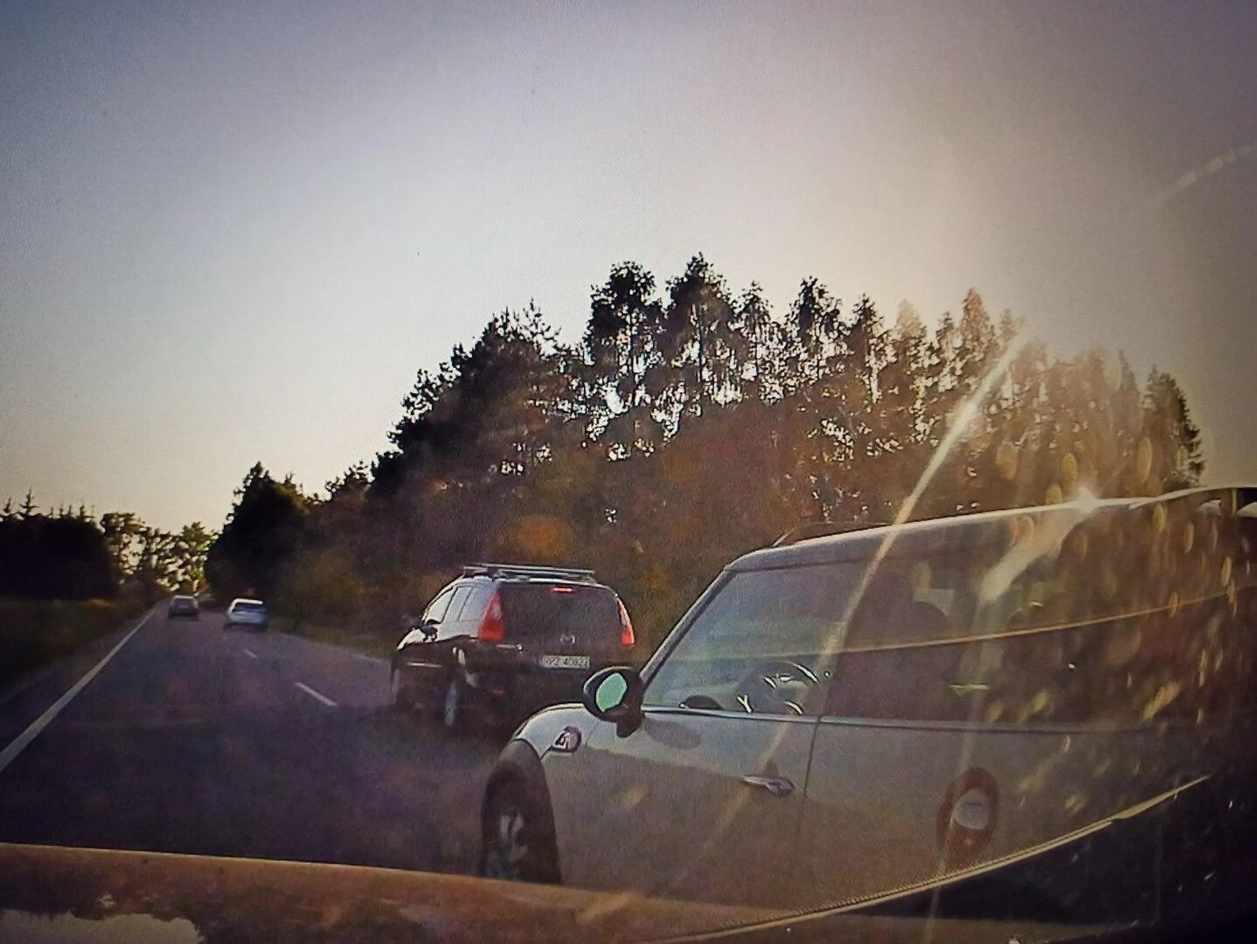 Mini Cooper kolor jasny beż Wyjeżdżał przed maskę, a kierunek użył gdy byłam w połowie wyprzedzania jego auta