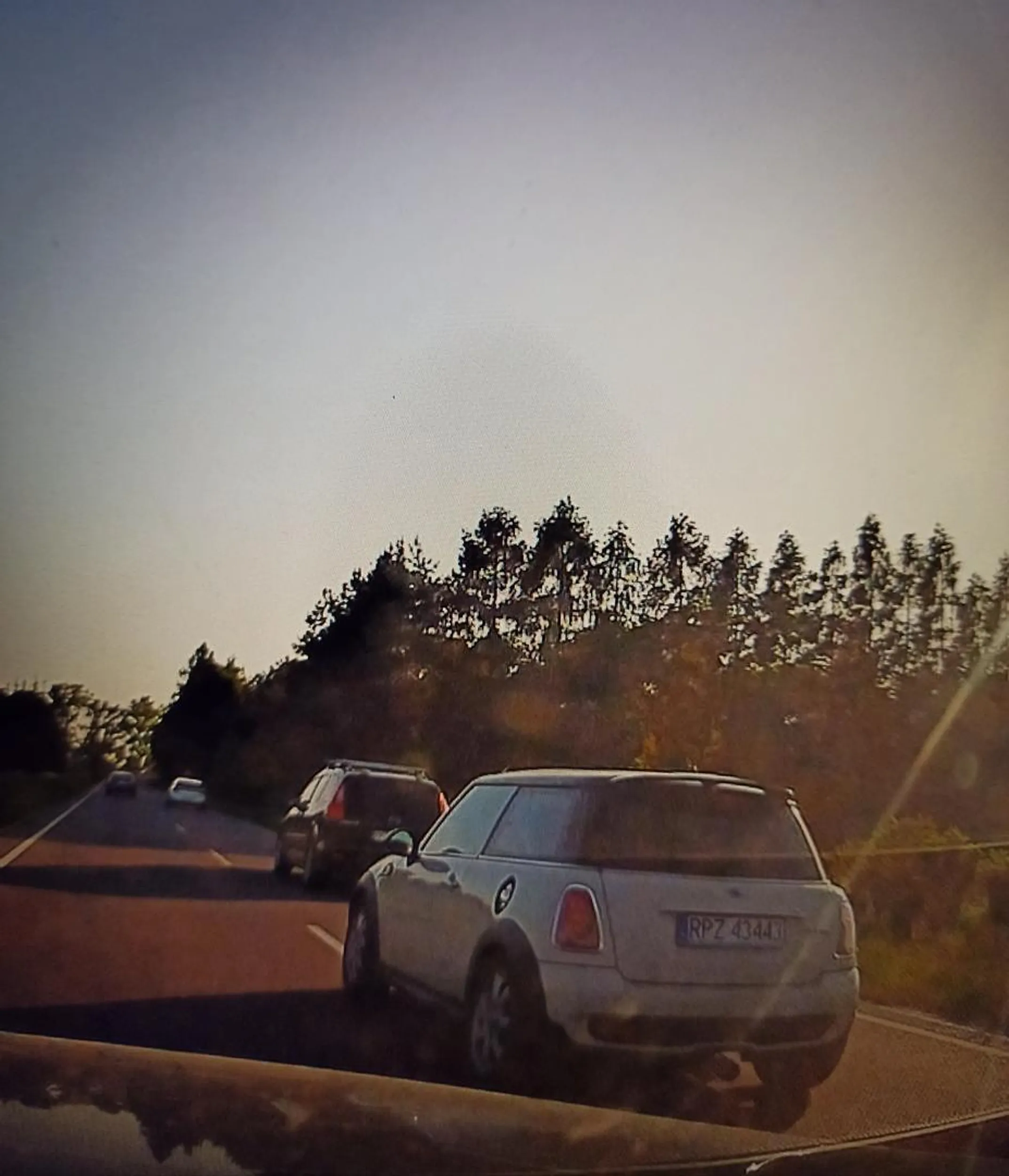 Mini Cooper kolor jasny beż Wyjeżdżał przed maskę, a kierunek użył gdy byłam w połowie wyprzedzania jego auta