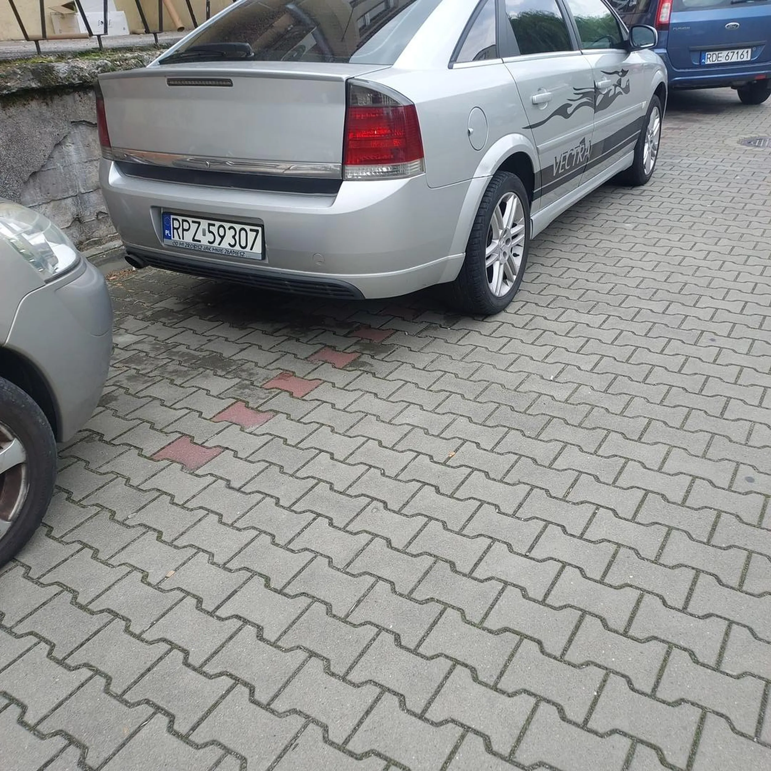 Pacan z filipin mieszkajacy w Dębicy, nie potrafiacy parkowac gdzie uderza w inne samochody i odjeżdża liczac ze nie bylo swiadkow