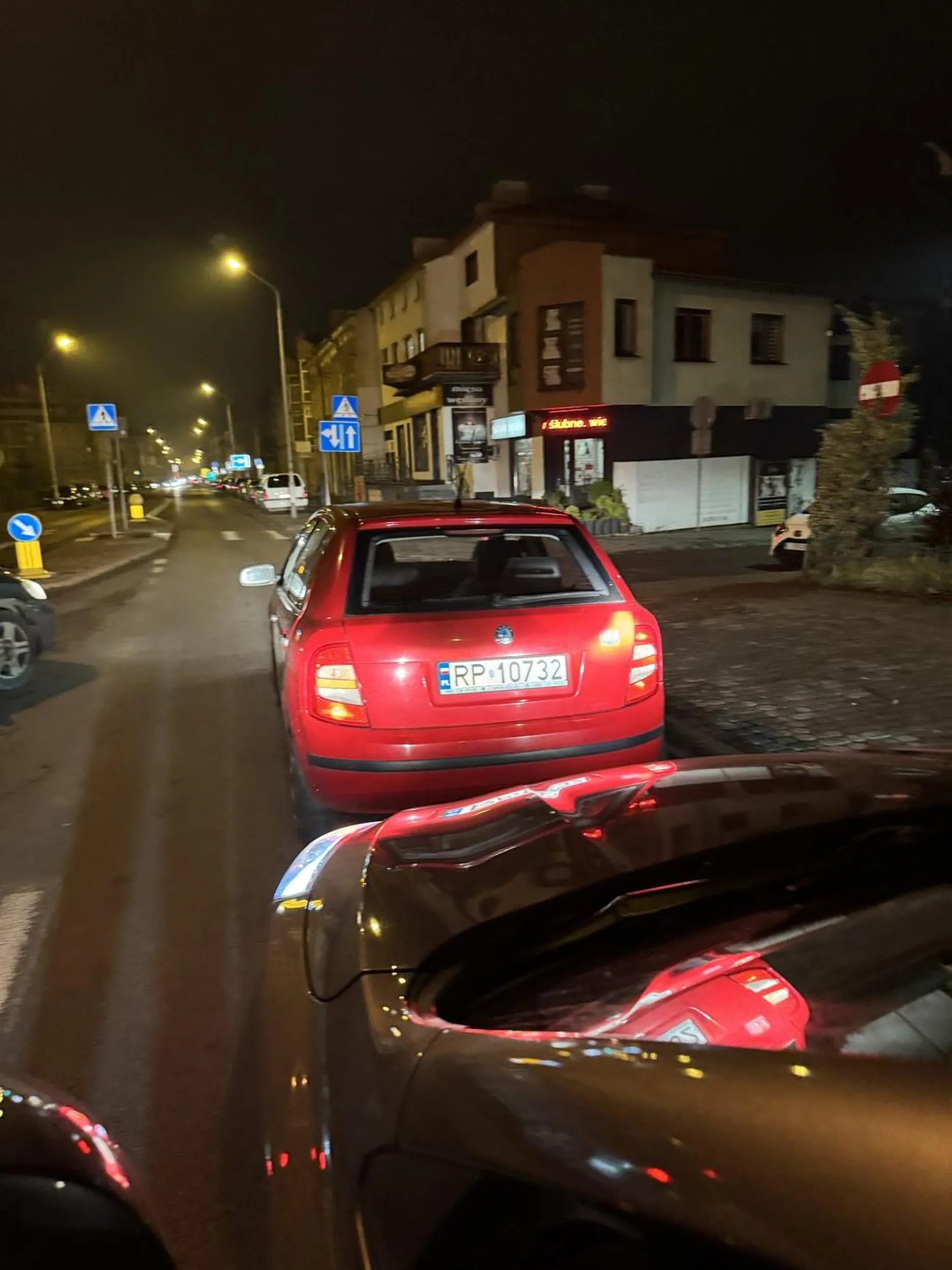 Psychol zajeżdża drogę, wysiada i wali na oślep pięściami po samochodzie.