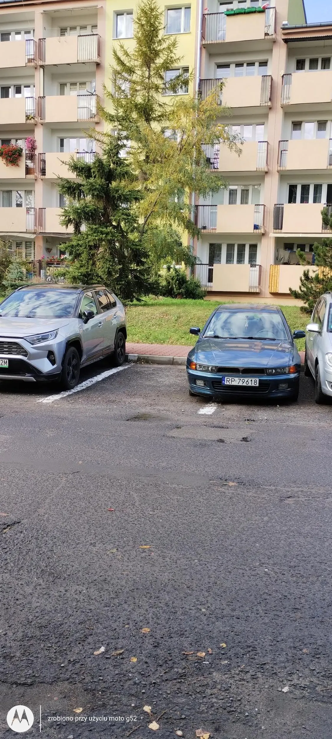 Przyjechał palant do Chełma i nie umie parkować na jednym miejscu