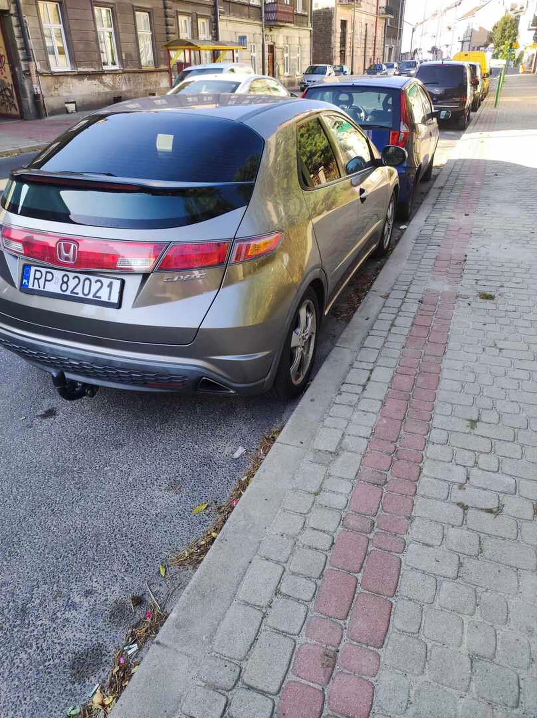 Parkuje na dupie innych samochodów