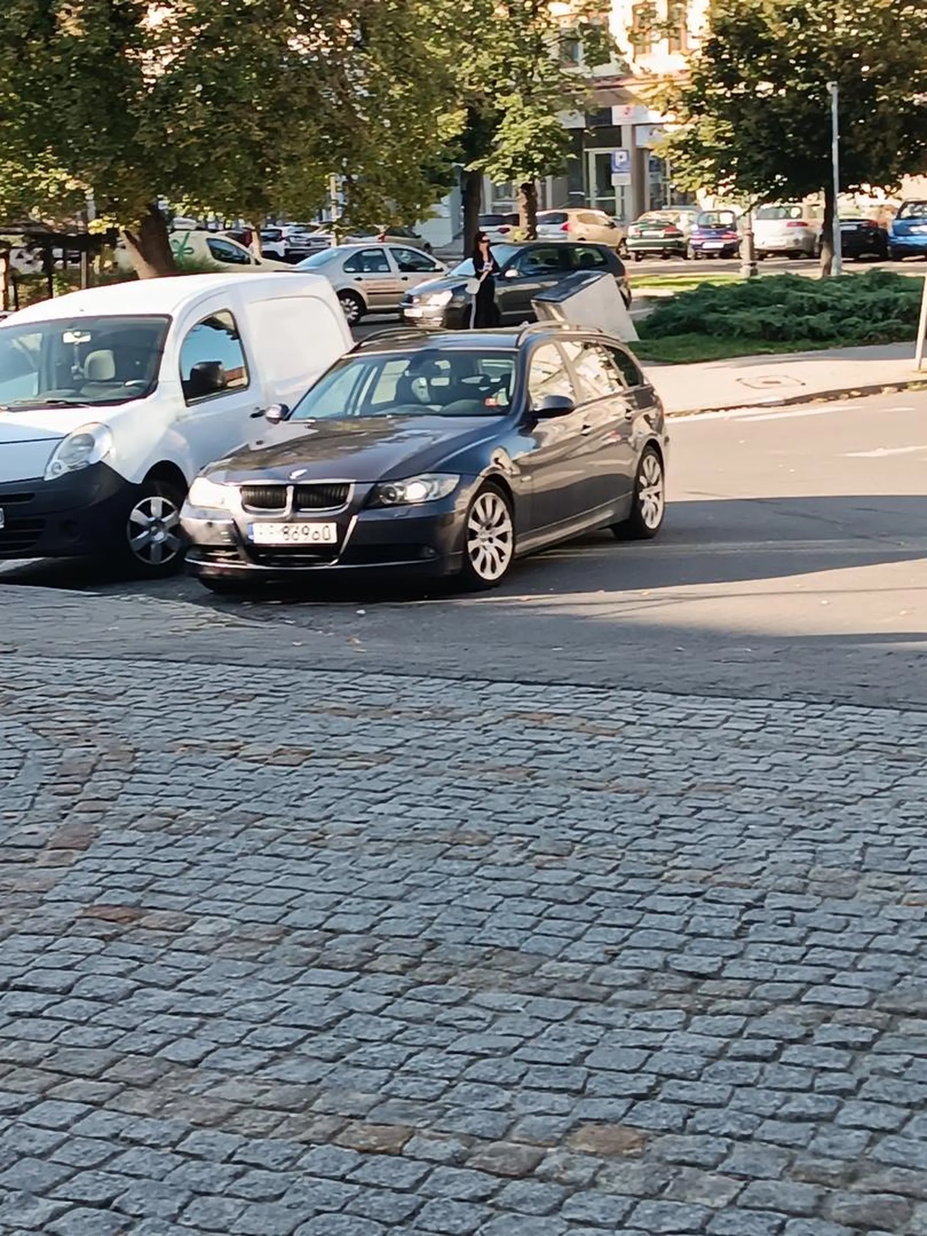 Auto zostawione samopas na włączonym silniku, kierowcy ni widać