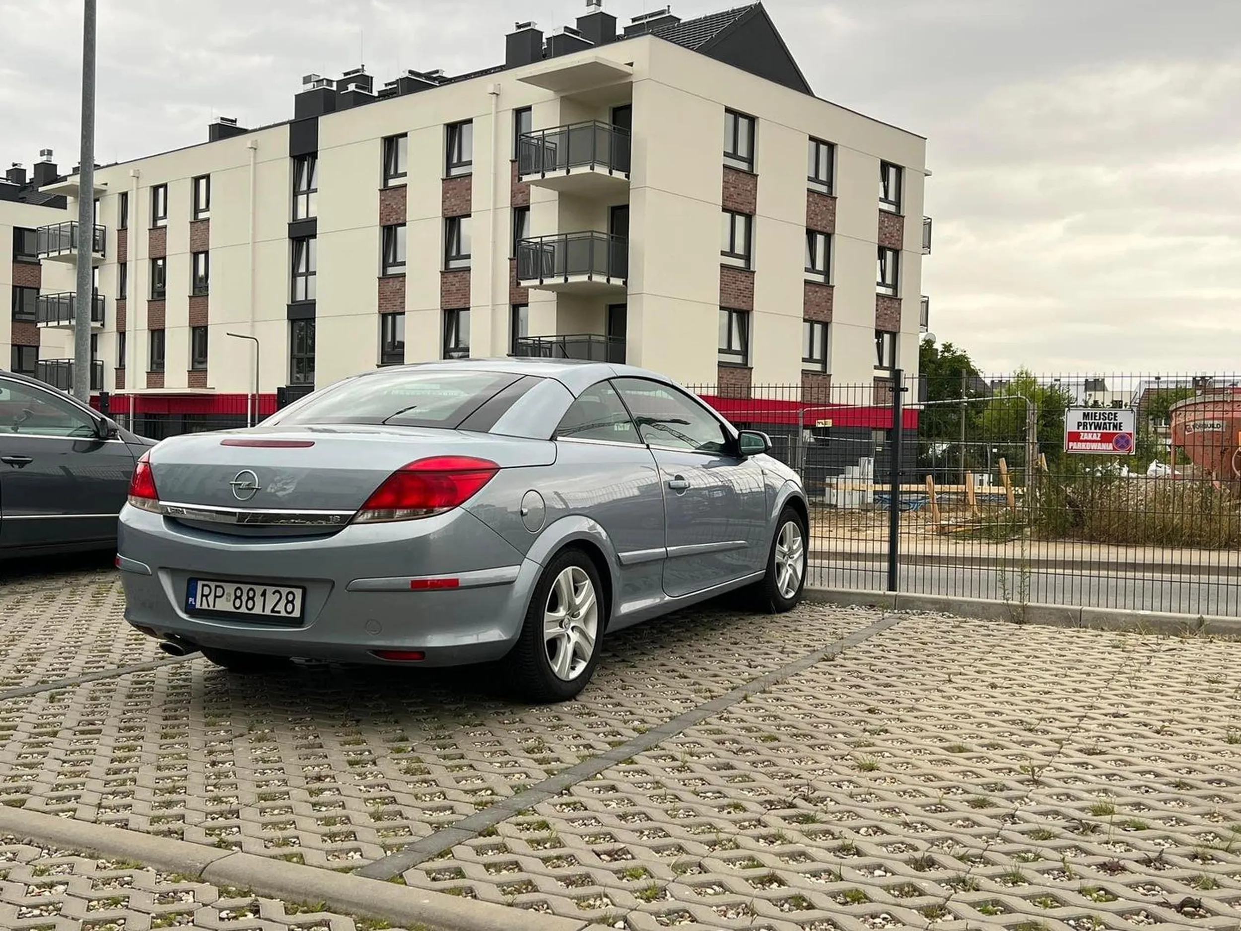 Przestań zastawiać miejsca prywatne pod blokami …