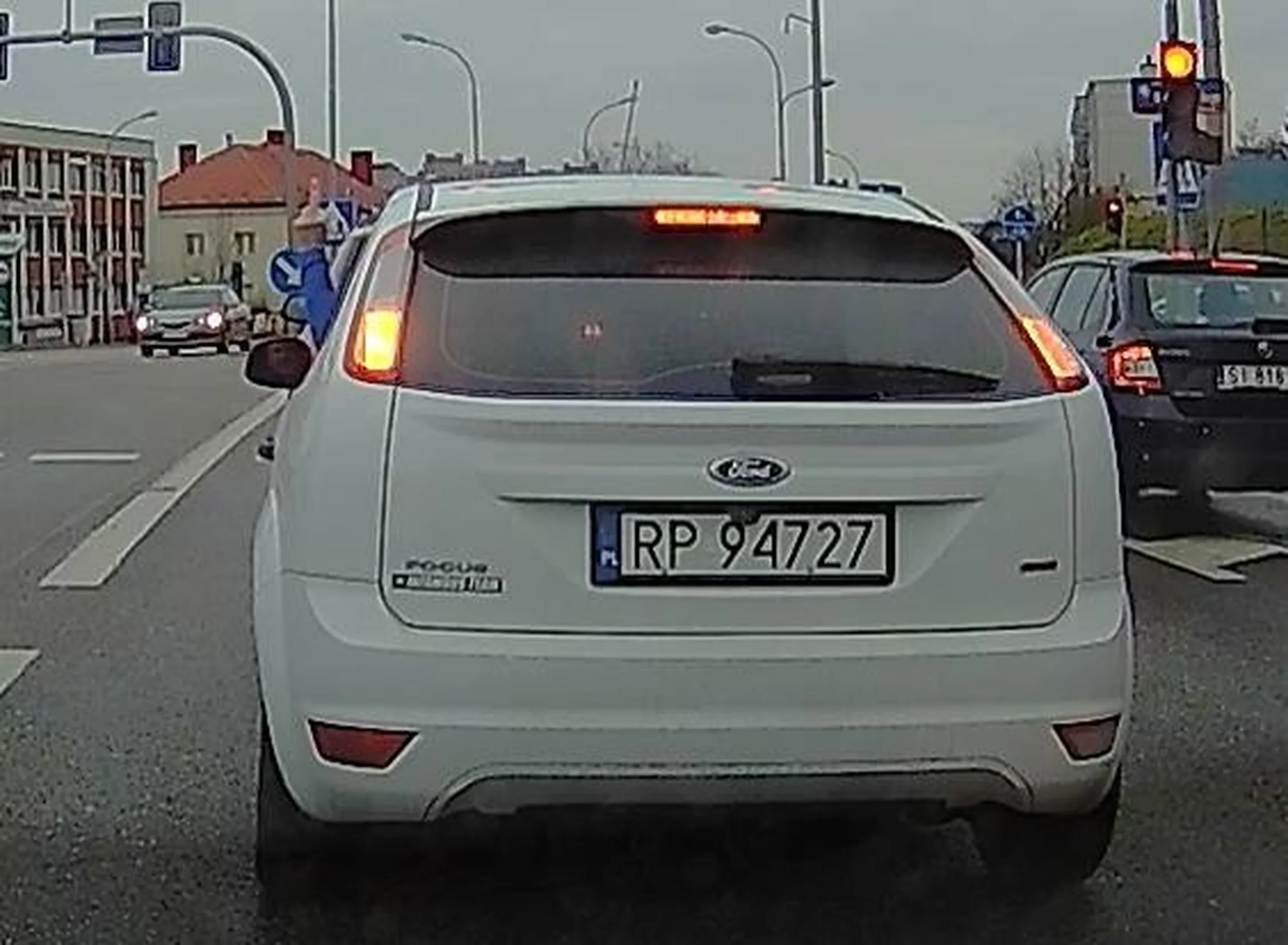 Jak wyżej - niezrównoważony Pan wymuszający pierwszeństwo, pokazujący faka i drący ryja...