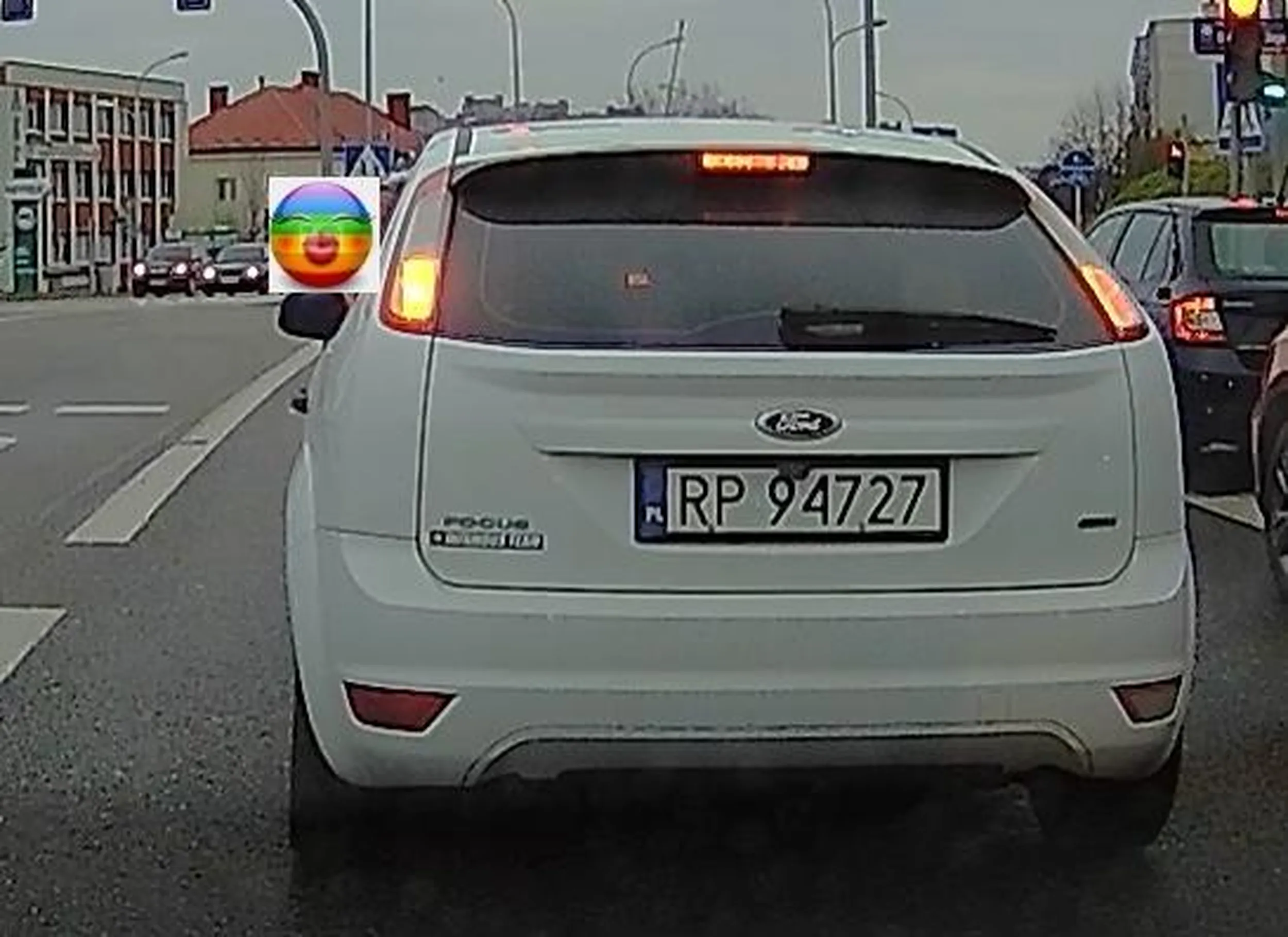 Jak wyżej - niezrównoważony Pan wymuszający pierwszeństwo, pokazujący faka i drący ryja...