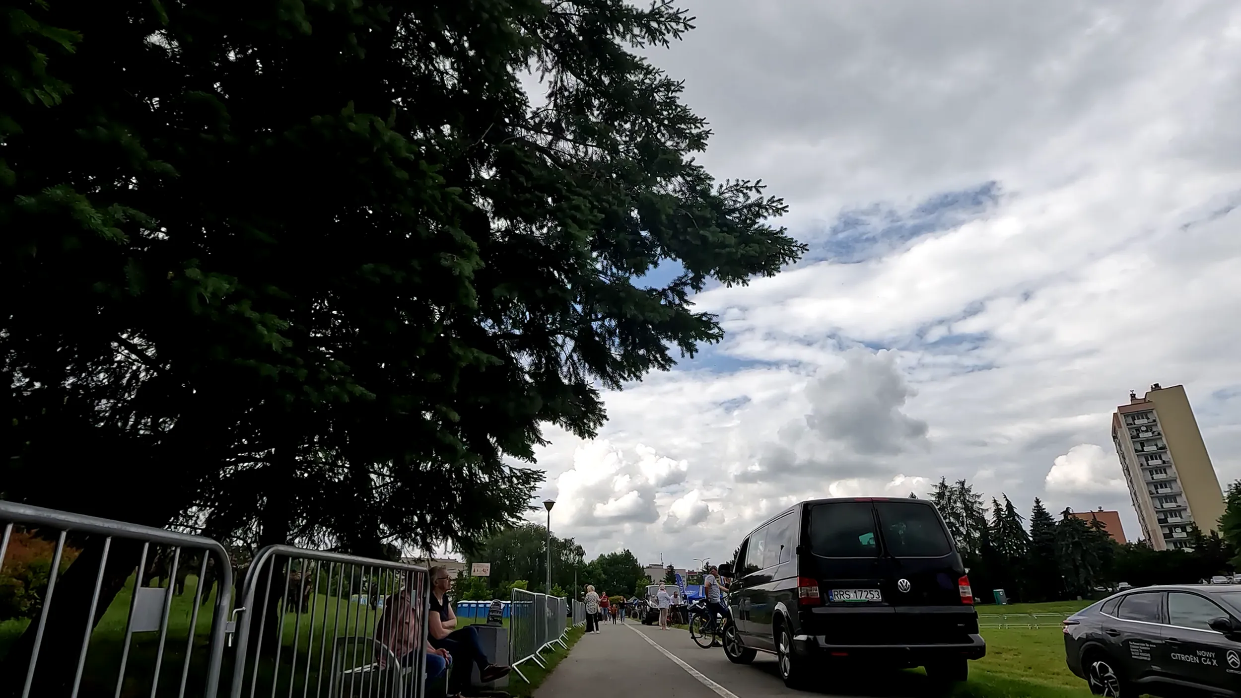 nie wiem kim jest ten gosc ale cofał na mnie (rowerzystę) po tej ścieżce rowerowej, która jest w parku. jakis wandal, nie wie ze nie wolno po ścieżkach jeździć.