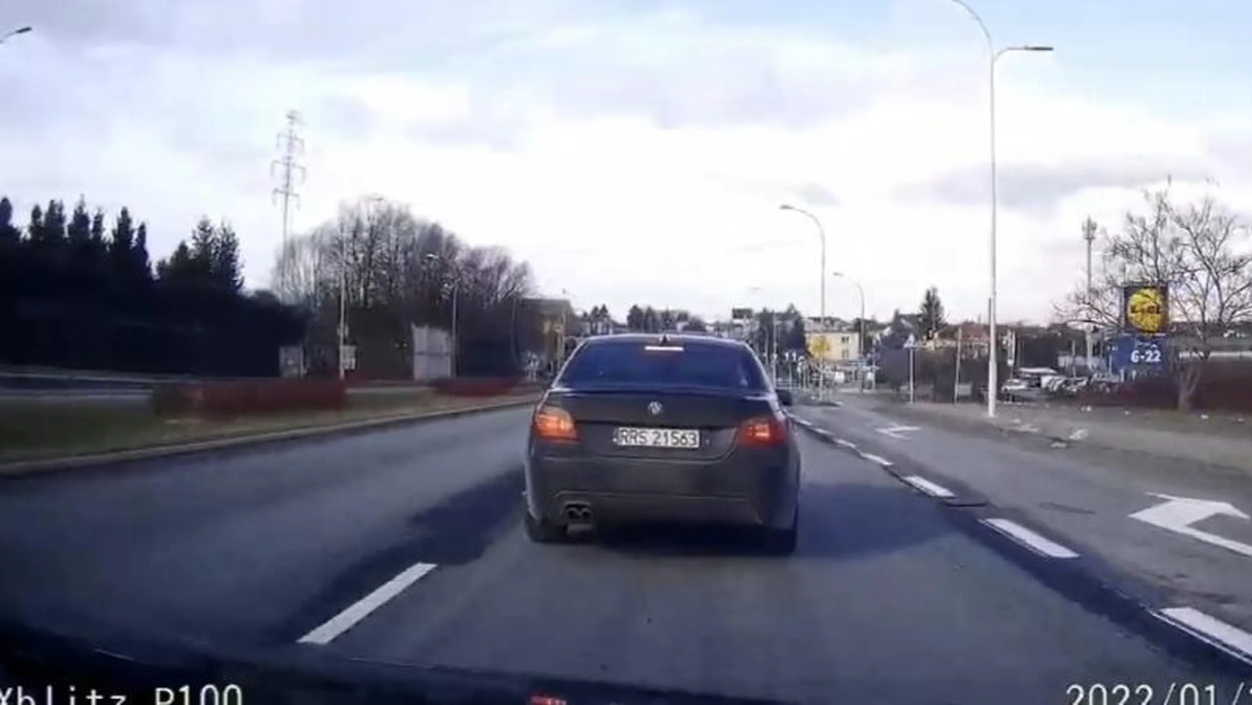 Jeździ z dziewczyną i szuka zaczepki, zjeżdża drogę i wyhamowuje