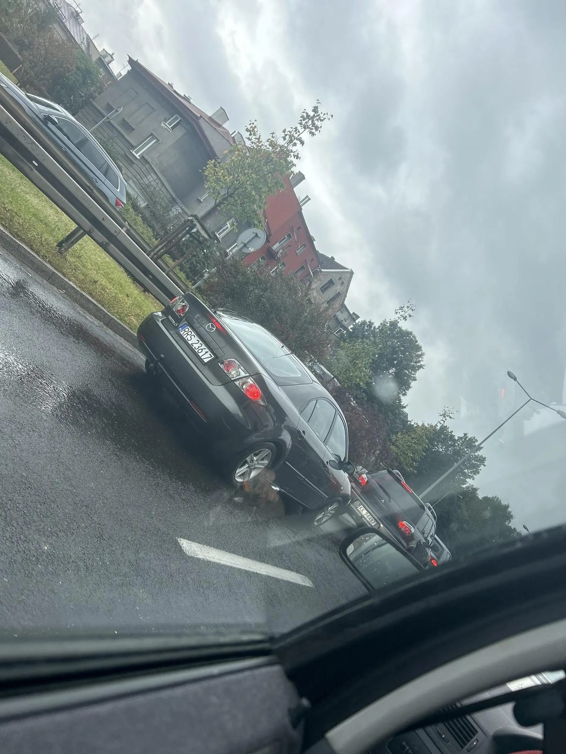 Pospolity cham prostak wulgarysta wymusza pierszeństwa i przejezdza na zoltym swietle