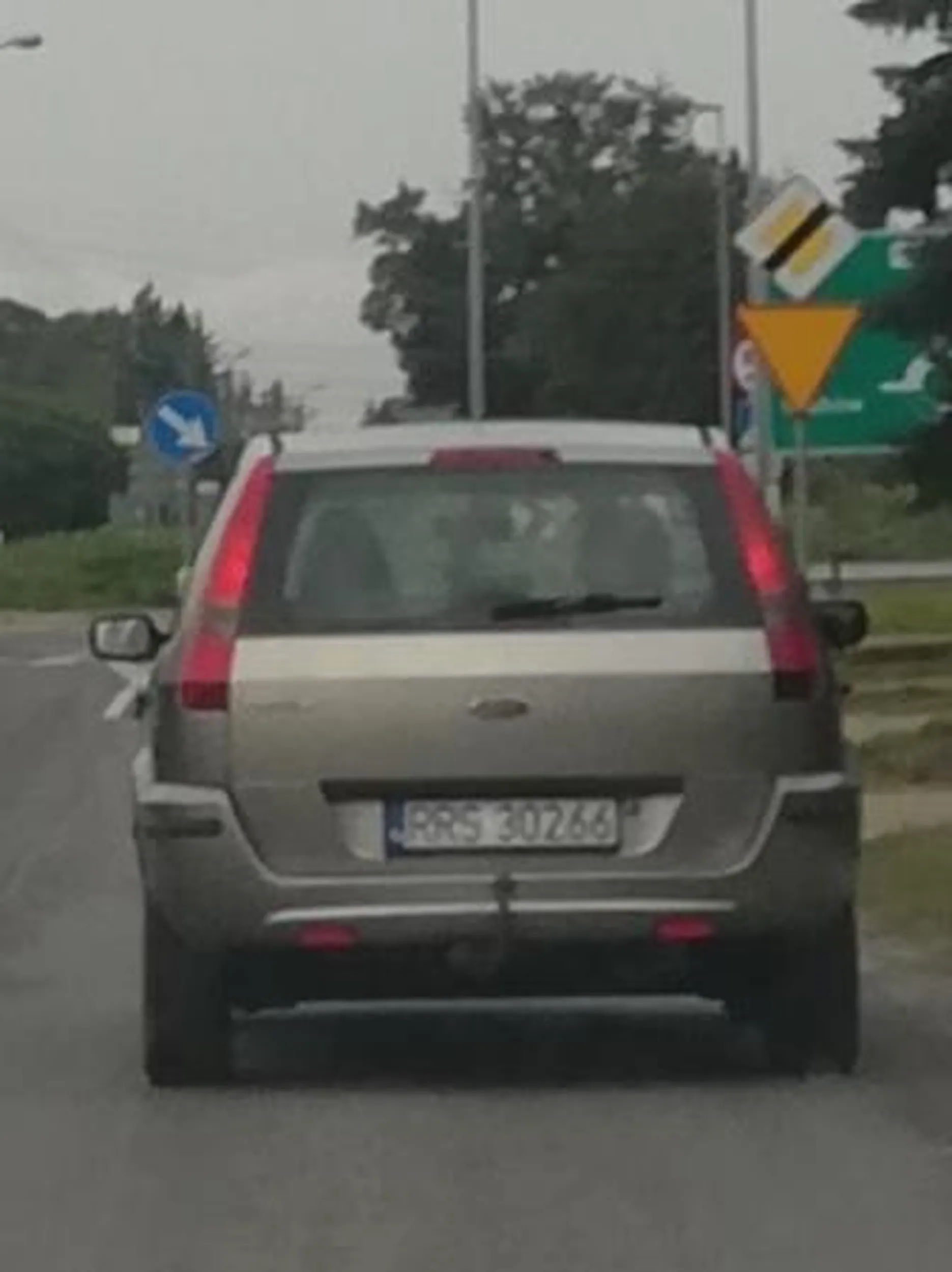 Bardzo dobry z pani kierowca oby więcej takich, pozdrawiam serdecznie panią :)