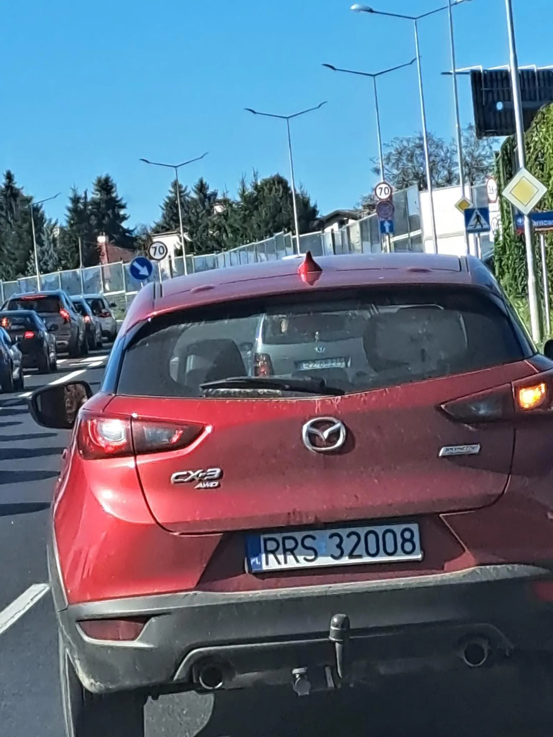 Nie umie jezdzic na jedzie srodkiem drogi i na dodatek przez 2km miala wlaczone kierunkowskazy