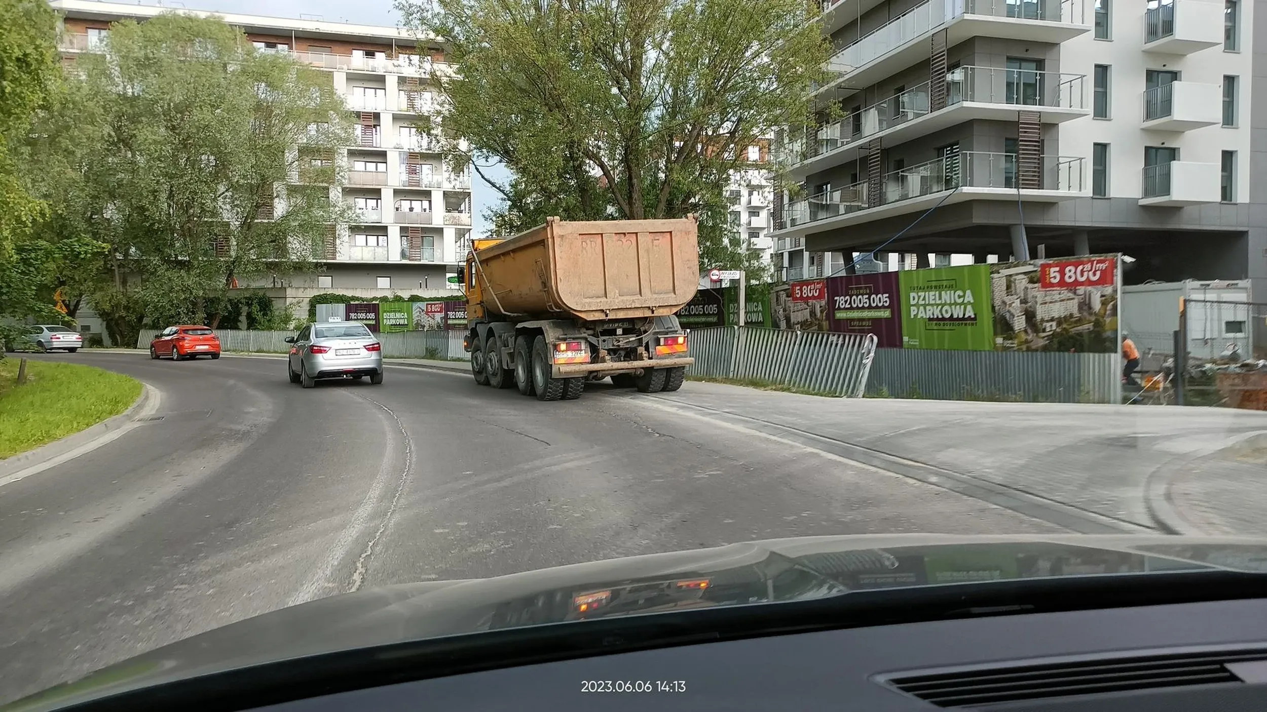 Qtas miał miejsce żeby zjechać, ale musiał zaparkować na zakręcie.