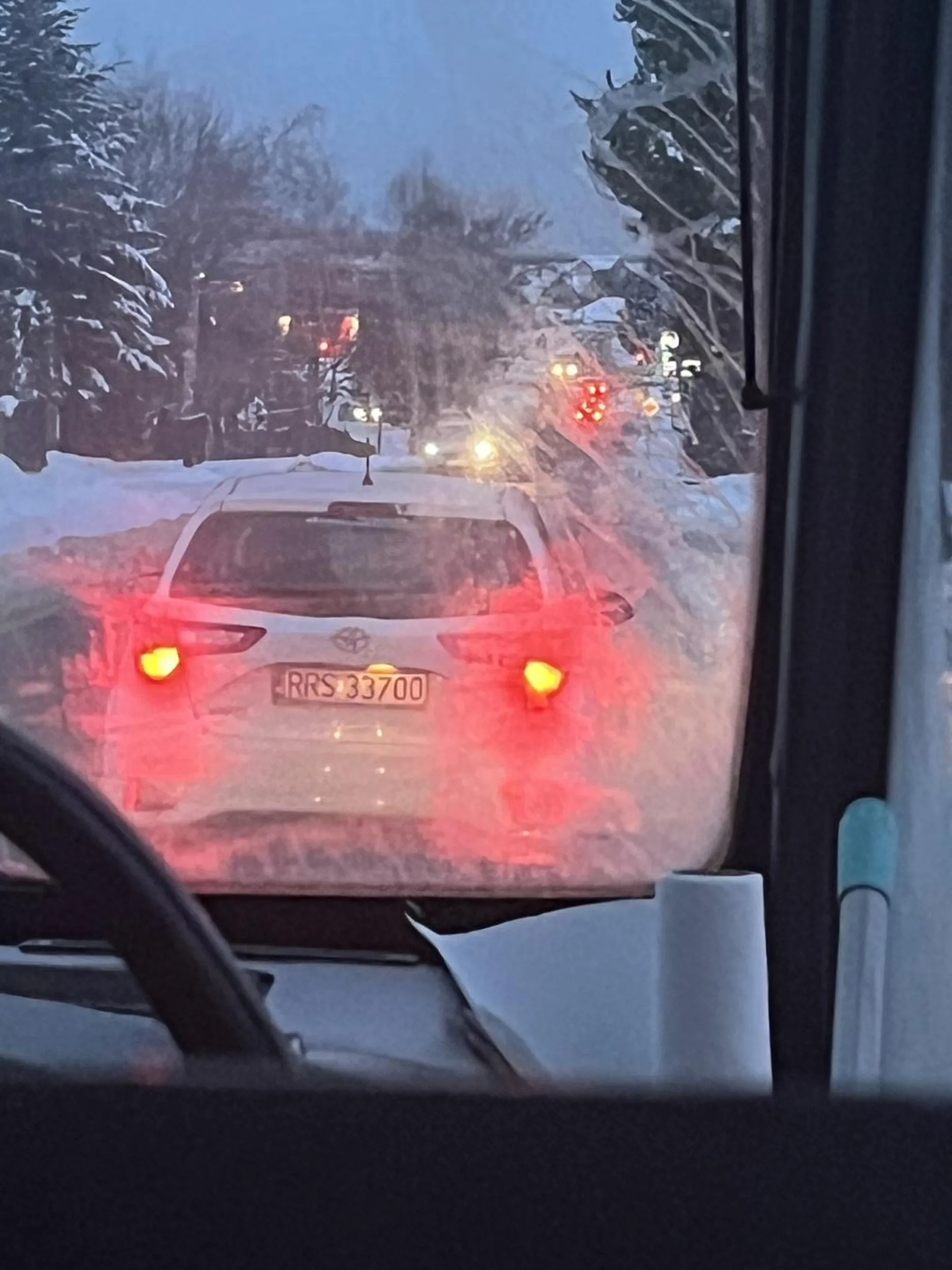 jeśli nie umiesz jeździć swoją toyotką w zimę to nie wyjeżdżaj na drogę i nie spowalniaj całego ruchu ?