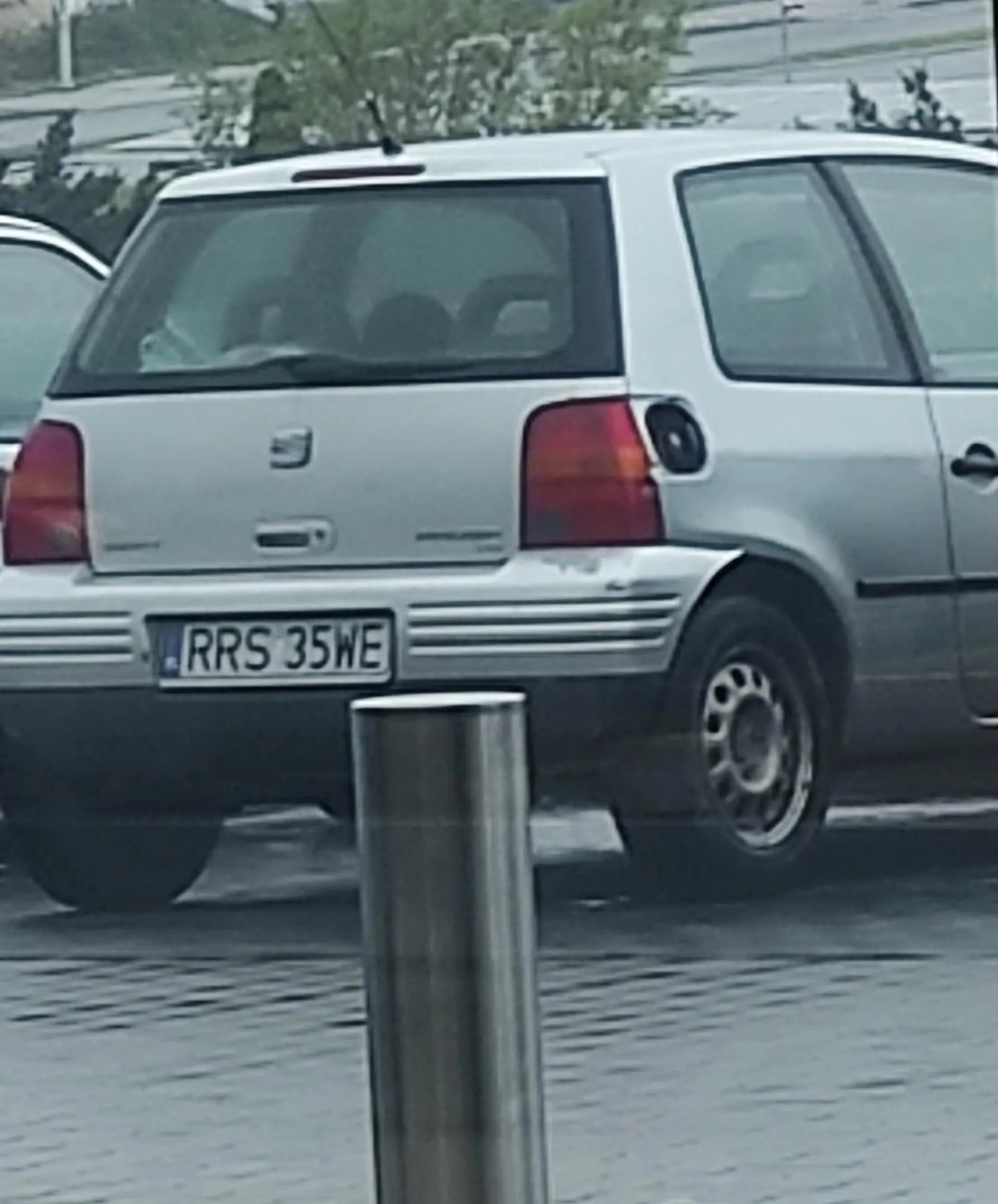 Starsza osoba mająca problemy ze zdrowiem psychicznym oraz nie potrafiąca rozmawiać kulturalnie. Prawie potrącił osobę na parkingu