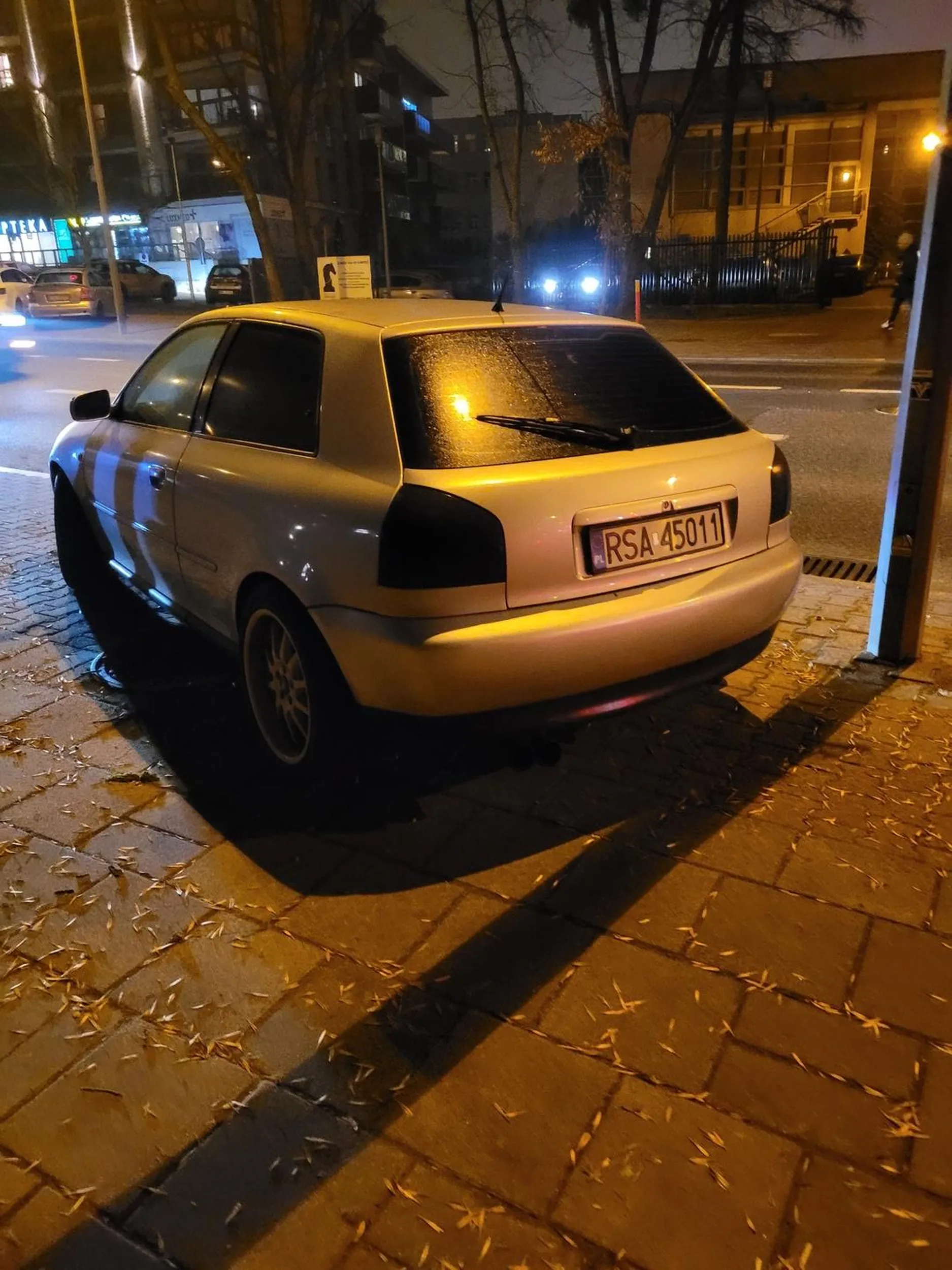 Ten samochód długo będzie jeszcze stał i zajmował miejsce? Od ponad roku widzę go w Białymstoku stającego cały czas w tym jednym miejscu.