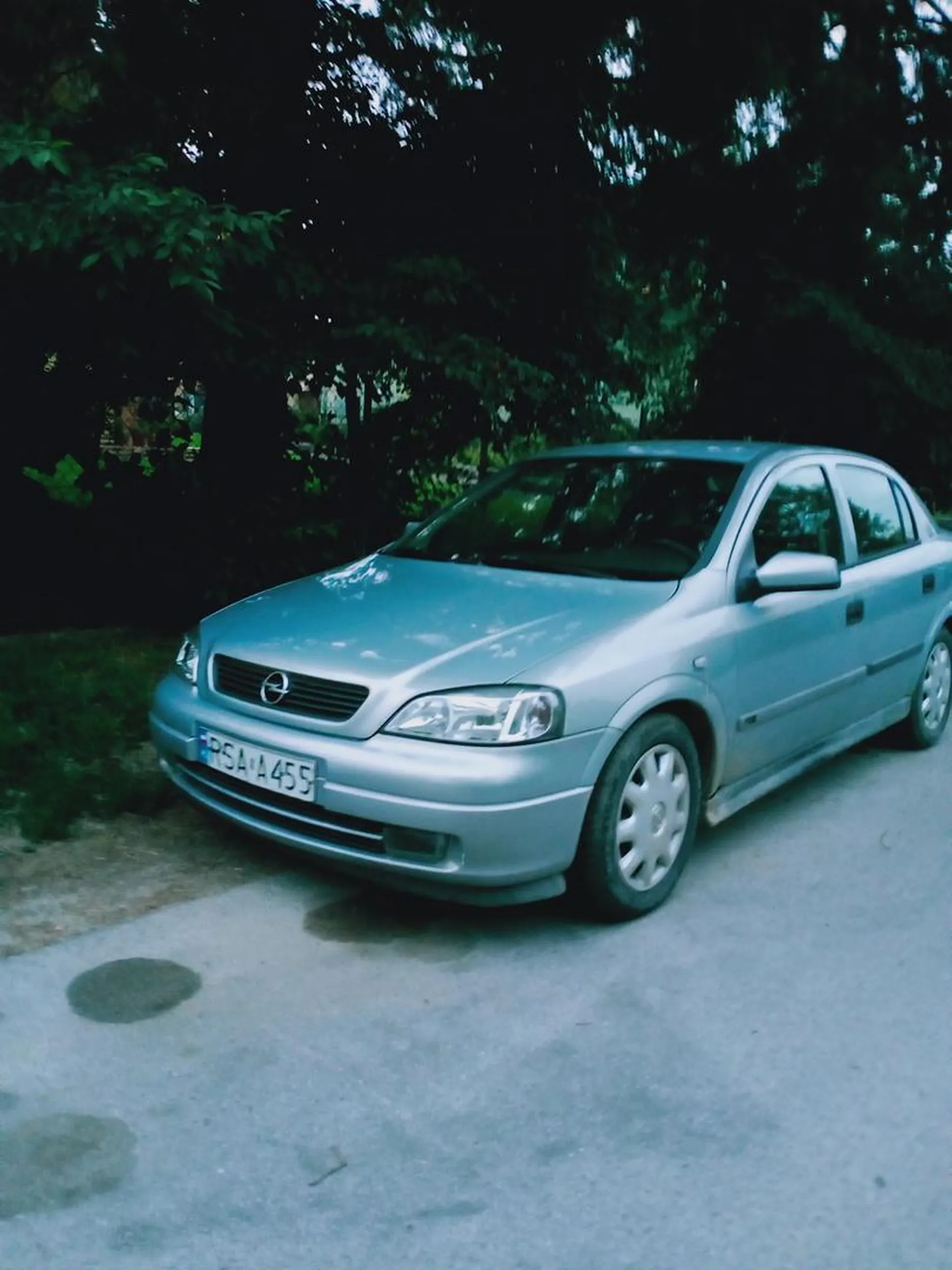 Jakiś opelek 2/10 za to że się kółka kręcą