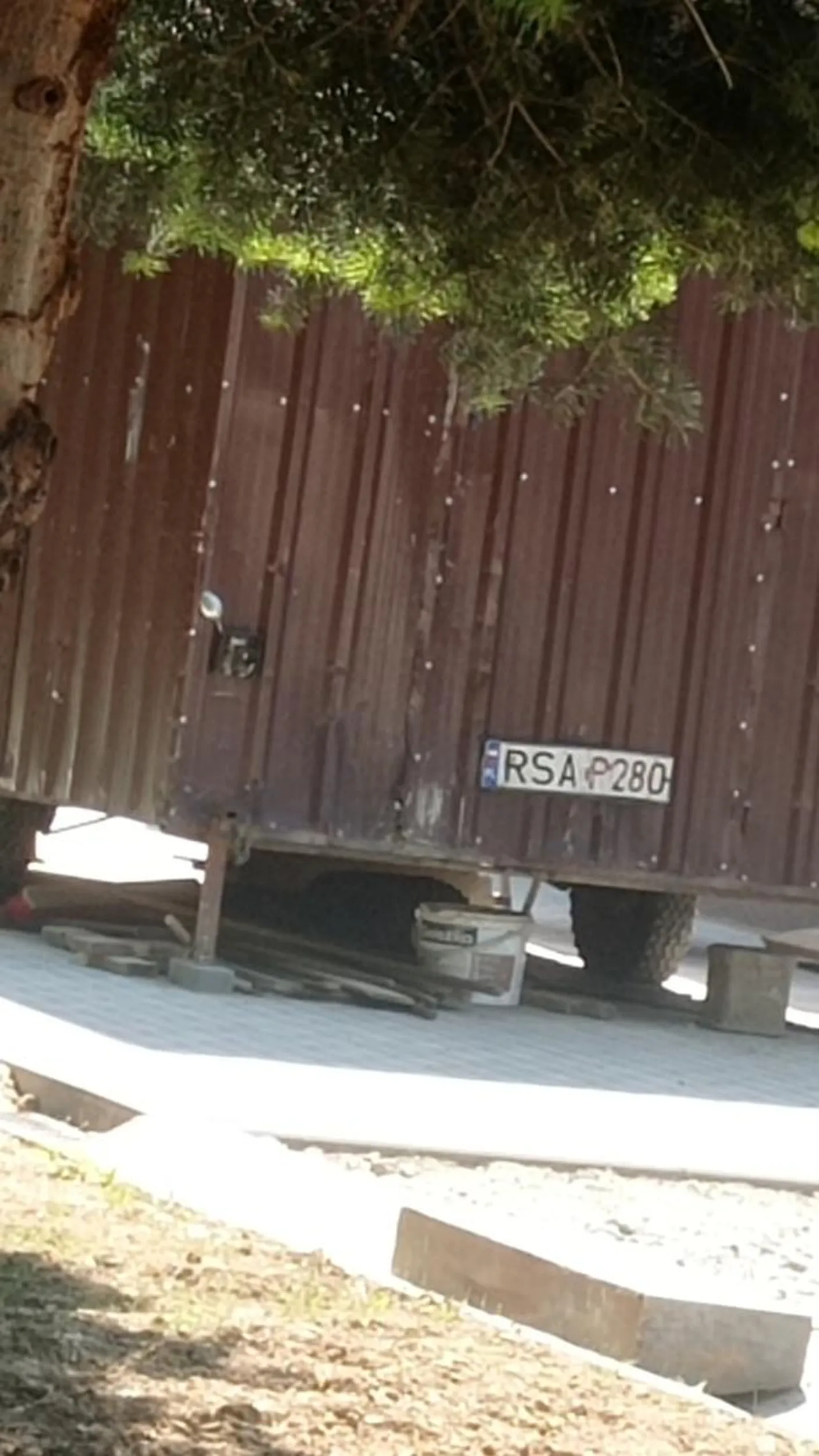 Zajebisty blaszak na kołach, mobilna kanciapa budowlańców spod ZST, zastanawia mnie tylko ta łyżka za lampą