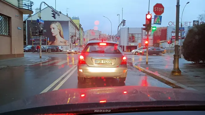 Palant wymusza pierwszeństwo na skrzyżowaniu.