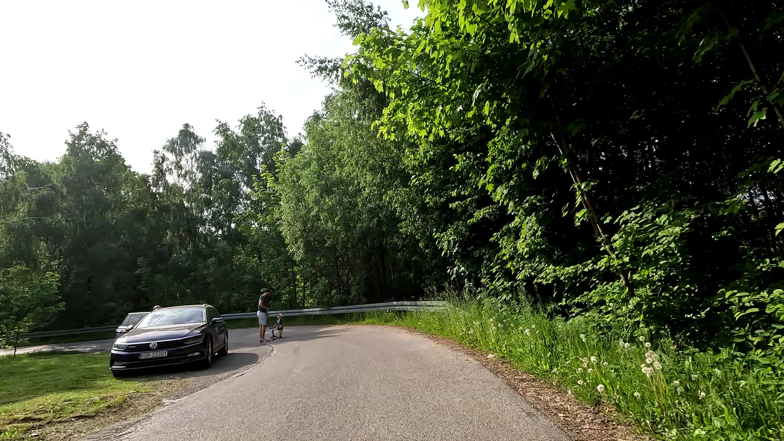 Rzeszów, ulica Rodzinna. Niebywała bezmyślność tej rodzinki, aby na zakręcie, na wąskiej drodze, która mocno opada wykładać się z bombelkiem i spacerować sobie. Przecież tam ruch jest całkiem spory a do tego nie taki powolny. Totalny brak mózgu imo.