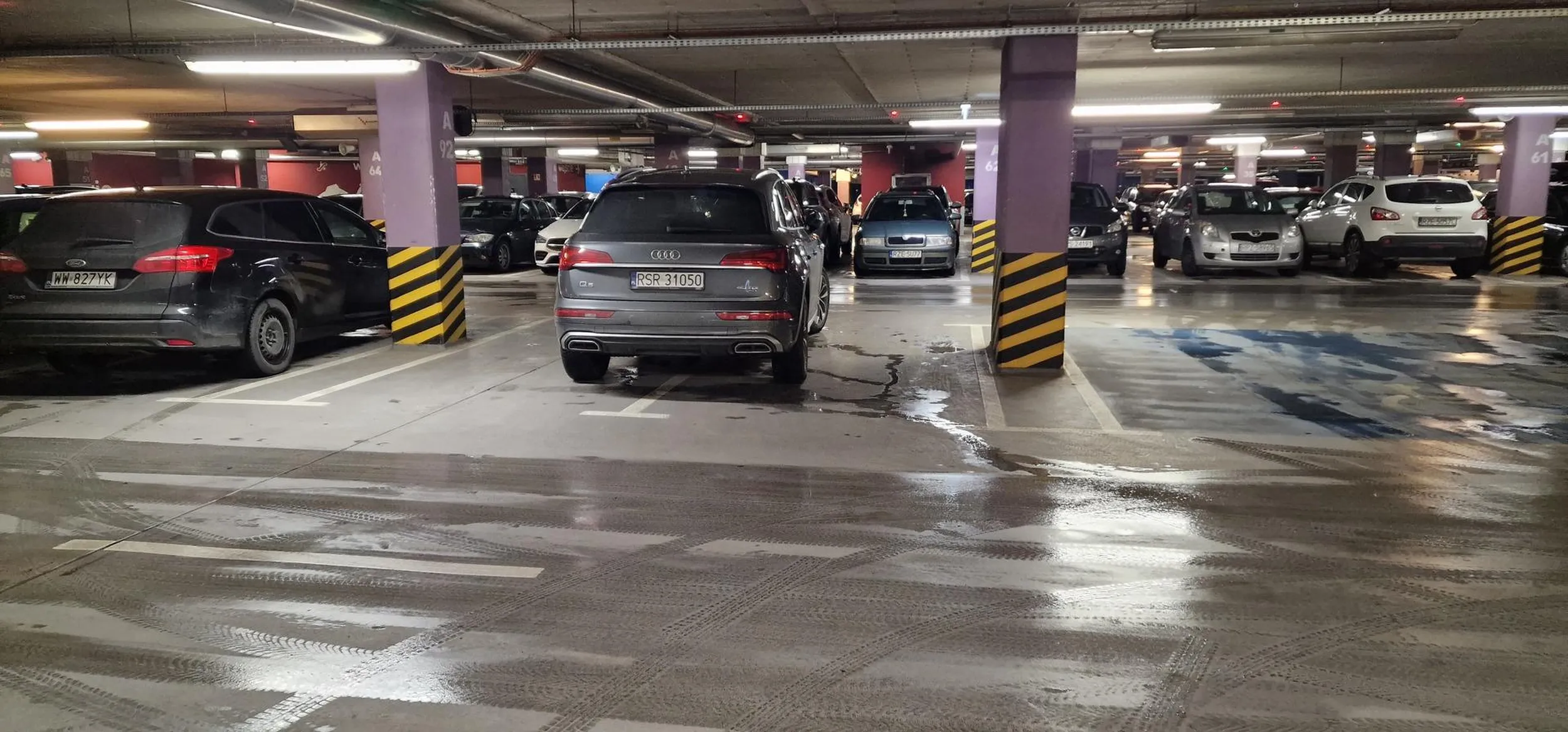 Te kreski na nawierzchni parkingu po coś są... Stereotypy kolejny raz nie biorą się znikąd.