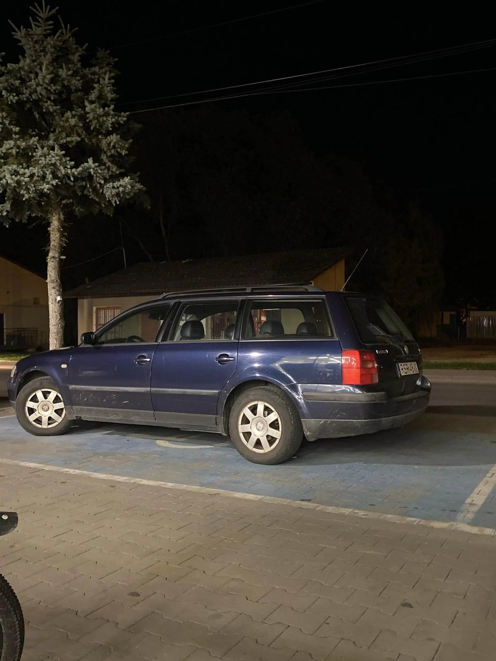 Parkuje na miejscu dla niepełnosprawnych a niema plakietki. Na marginesie ta stara baba drze się namnie ze mam niebieską bluze