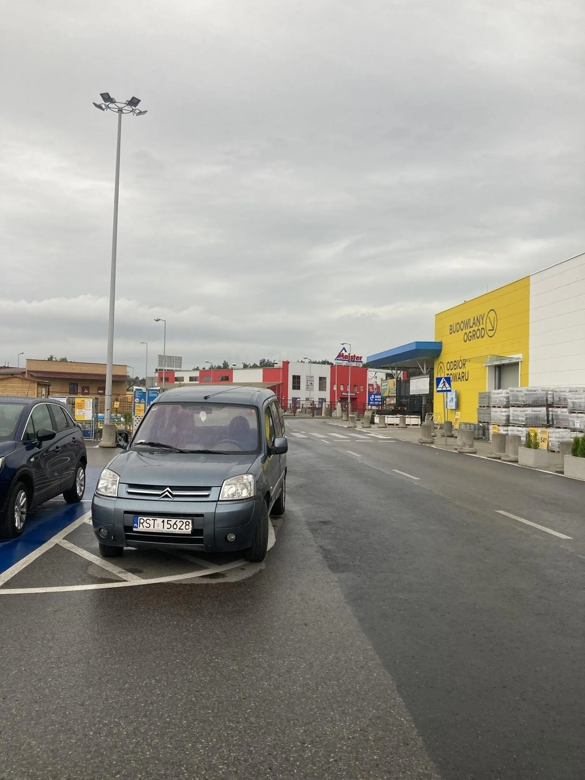 Gratuluje parkowania. Dookoła setki wolnych miejsc do parkowania. Ograniczasz widoczność pojazdom wyjeżdżającym z parkingu. Widać że stały mistrz parkowania bo jedno lusterko już uszkodzone