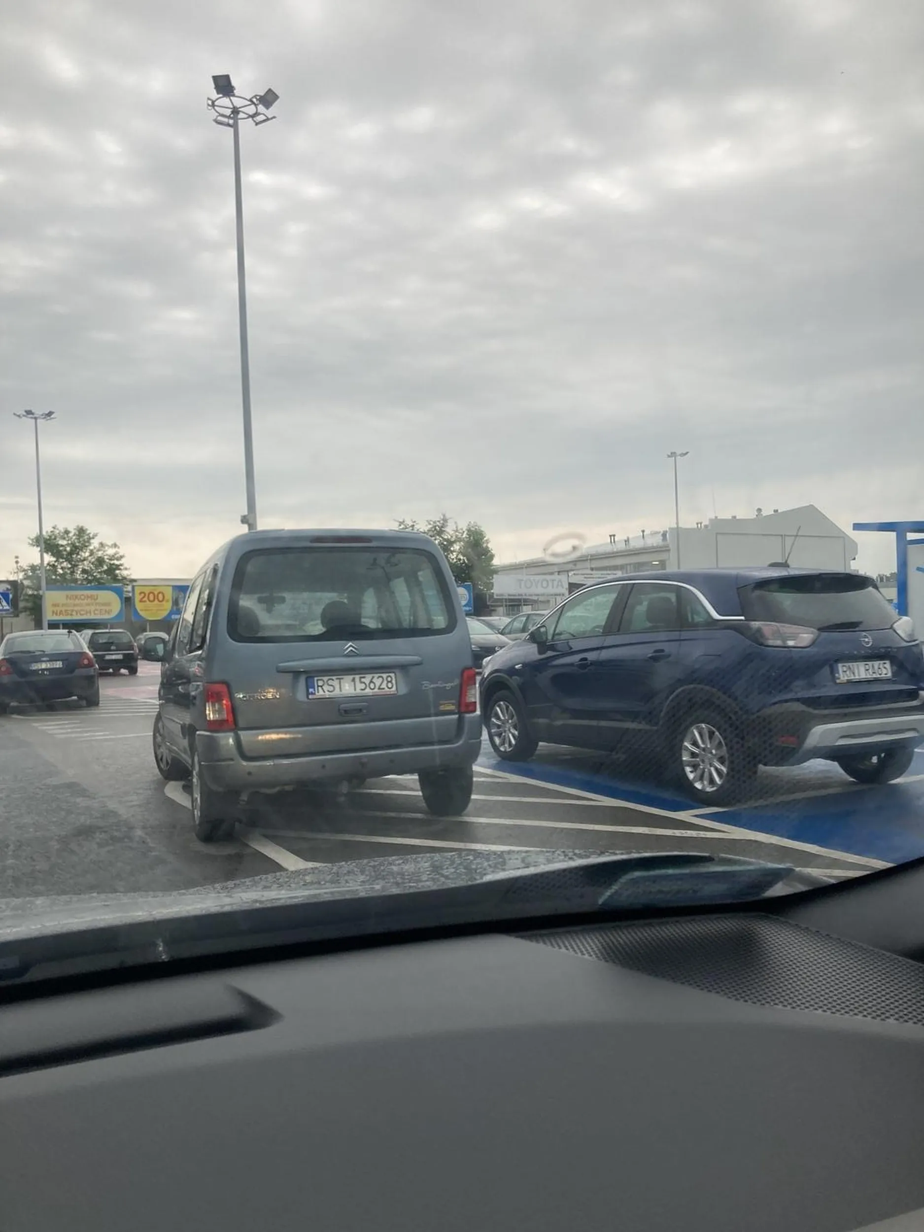 Gratuluje parkowania. Dookoła setki wolnych miejsc do parkowania. Ograniczasz widoczność pojazdom wyjeżdżającym z parkingu. Widać że stały mistrz parkowania bo jedno lusterko już uszkodzone