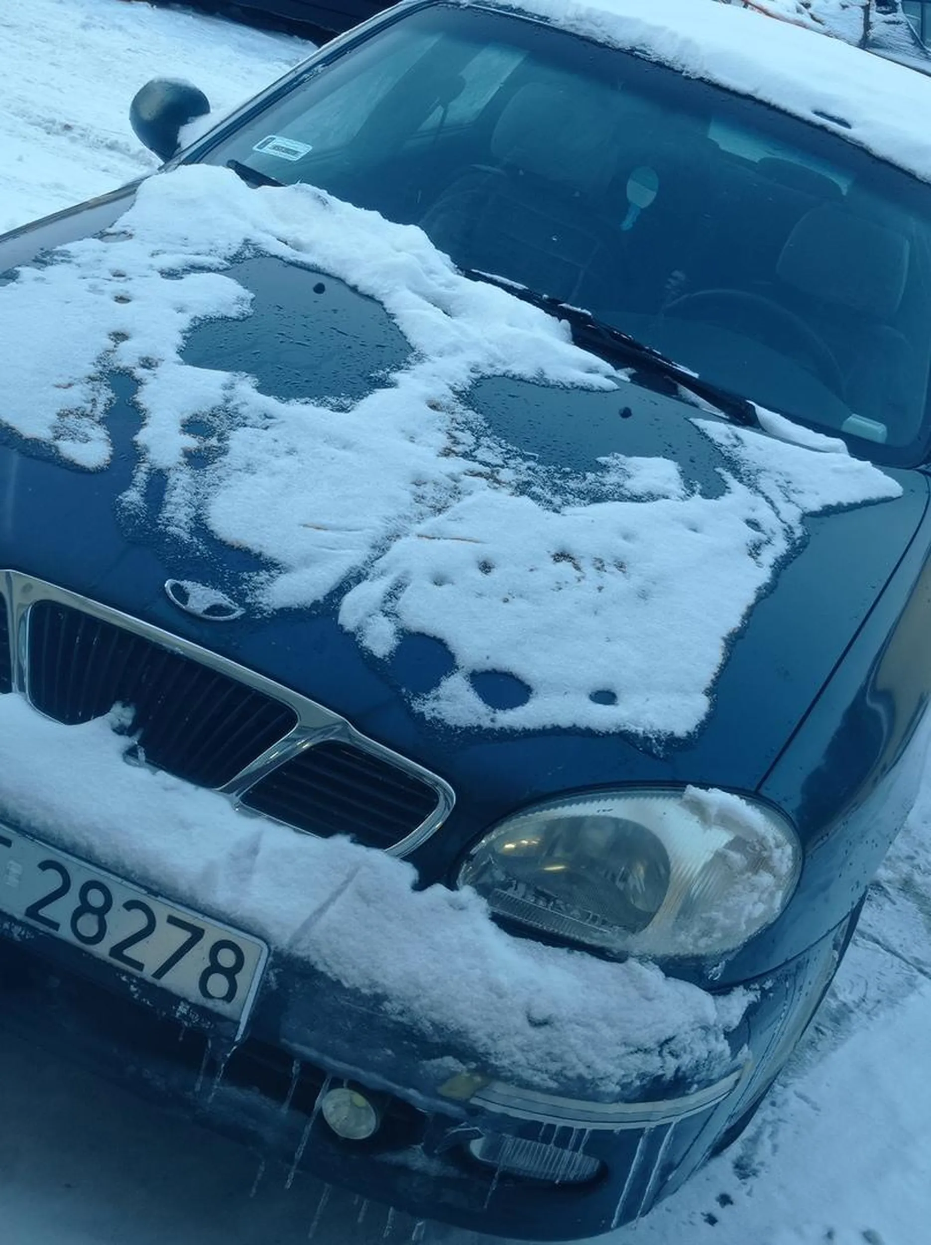 Kierowca jeździ nieodśnieżonym autem, które nie powinno mieć podbite badania technicznego chociażby ze względu na 15letnie opony, spękane jak pięty Cejrowskiego, i jako wisienkę na torcie dodam, że obok auta czuć woń lpg, które jest przełączane kontaktem widocznym na zdjęciu...