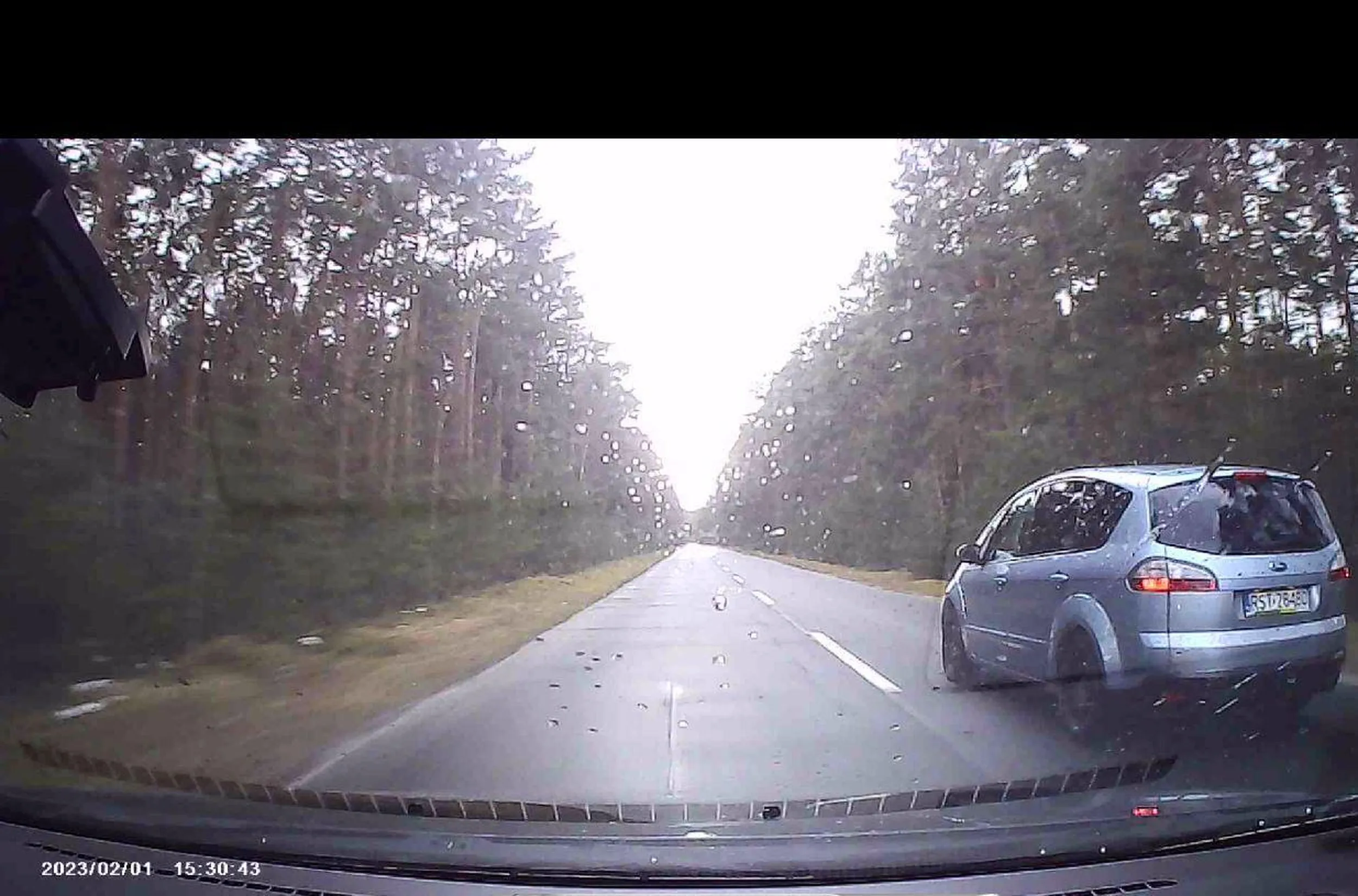 art.24 ust 6. (Kierującemu pojazdem wyprzedzanym zabrania się w czasie wyprzedzania i bezpośrednio po nim zwiększania prędkości). Za to grozi mandat 350zł+6pkt. Gość z kompleksami, musiał się dowartościować.Nie dał się wyprzedzić. Ledwo wyrobił przed znakiem ustąp pierwszeństwa.Uważajcie na niego.