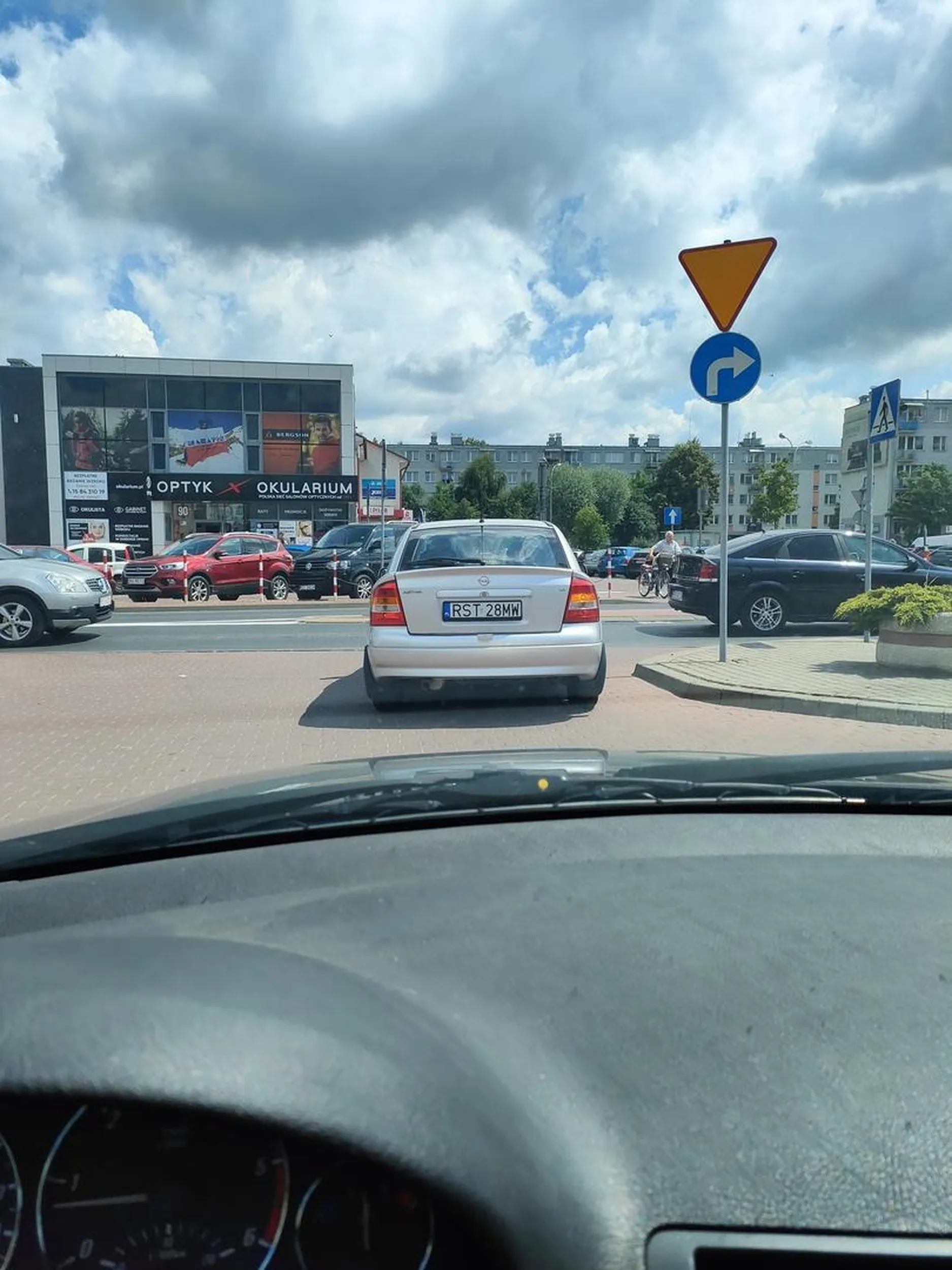Tępy dziad uszkodził mi lusterko i uciekł. Jeszcze coś marudził przez okno bo mu coś nie pasowało , wygląda na coś około70 lat