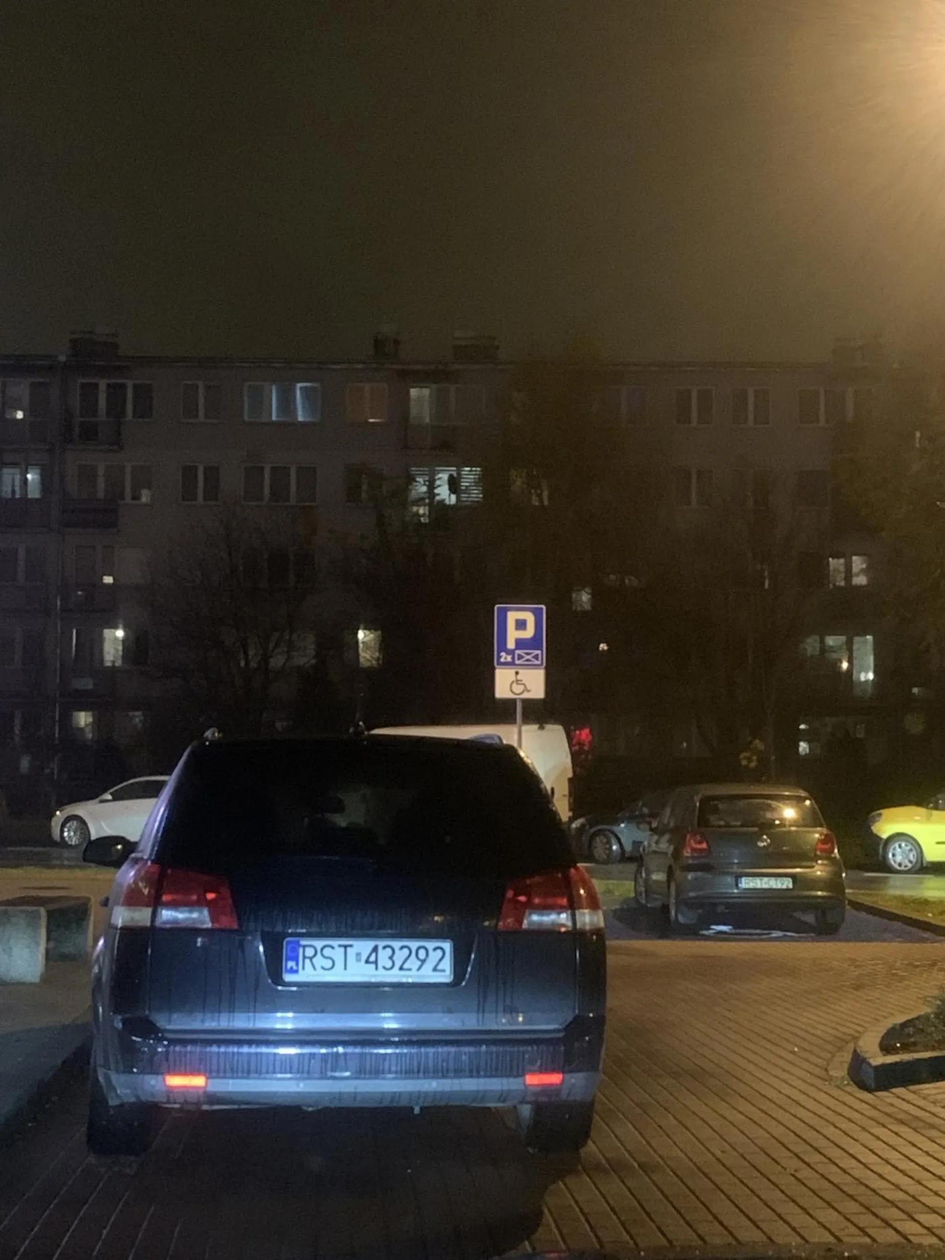 Świetne parkowanie na środku przejazdu ?