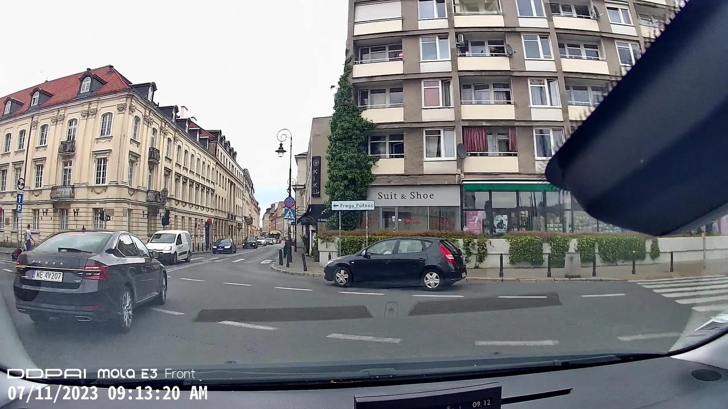 11.07.2023 godzina 0913 zajechał mi drogę, wjechał na skrzyżowanie na czerwonym świetle, zajeżdżając mi drogę, nawet nie spojrzał w moją stronę.