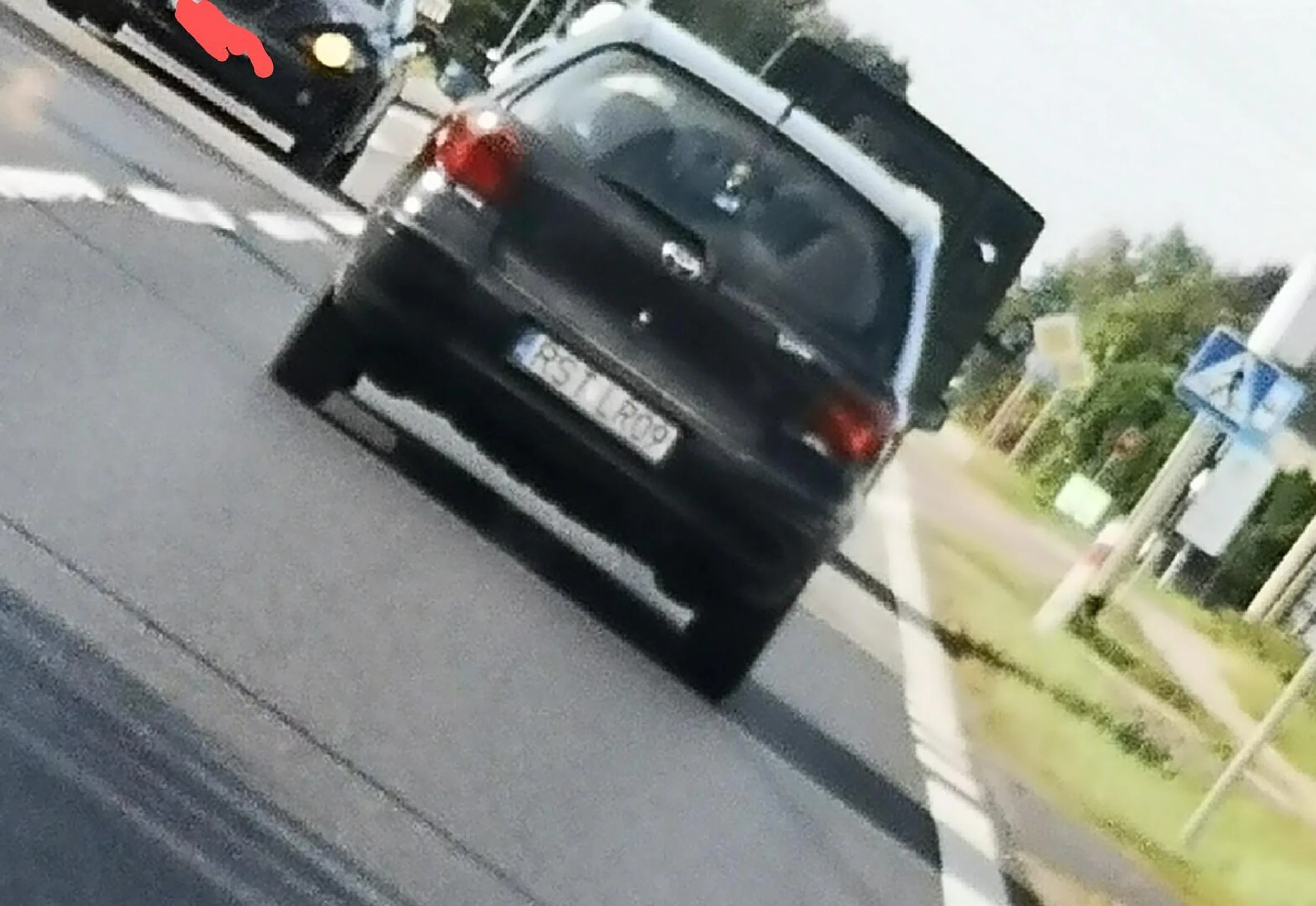 Następna która urwała się z toru i wyprzedza na podwójnej pasach i przejściach spieszy się na inny świat widocznie.