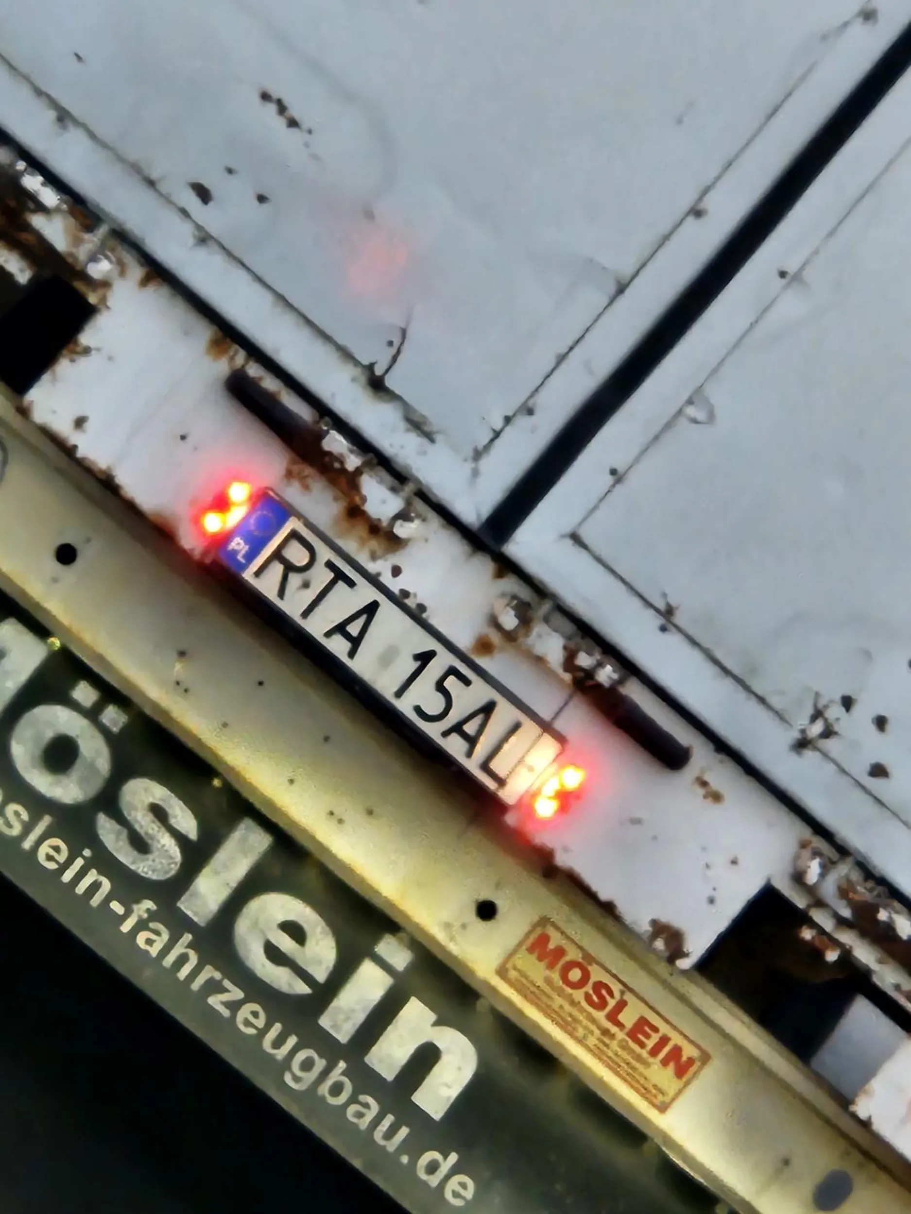 Jeździć nie umie macha łapami przez szybę