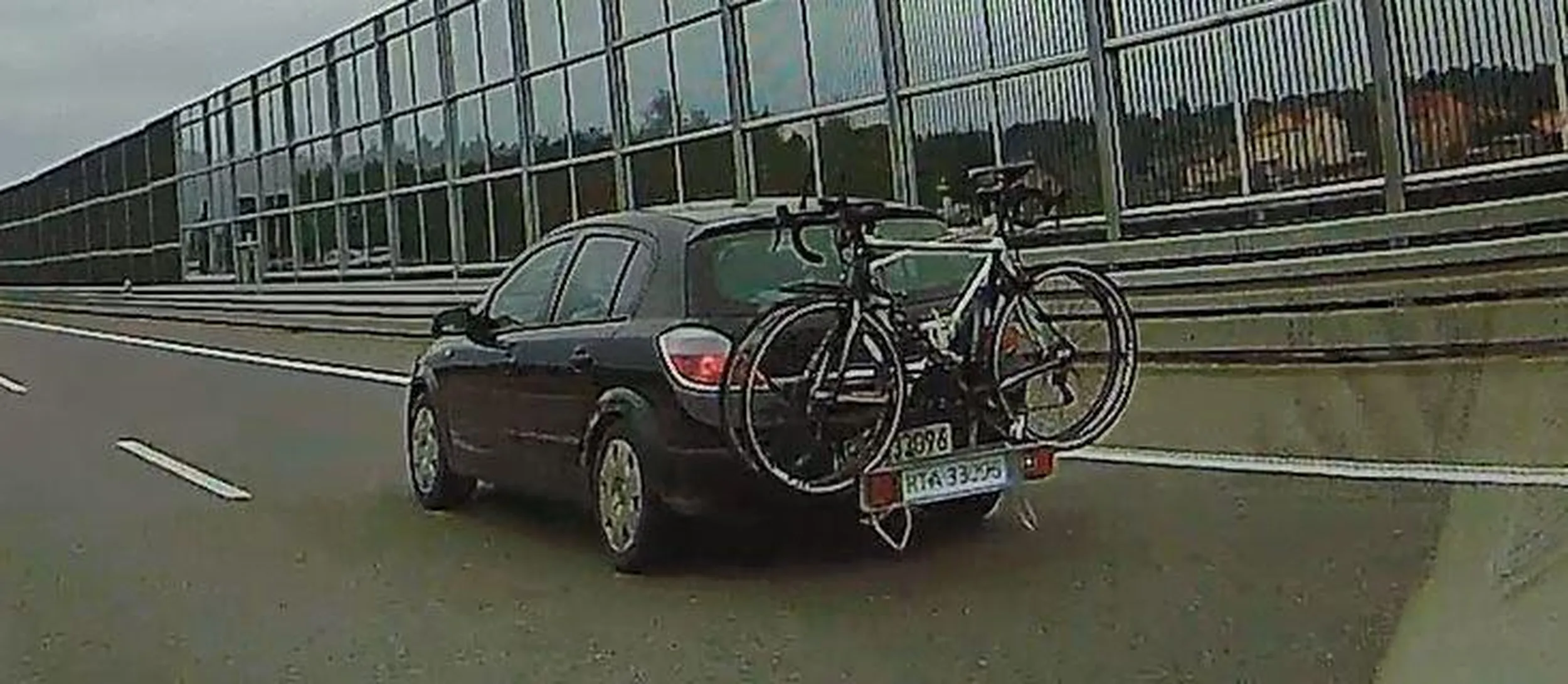 Typ co sobie tablicę rejestracyjną na bagażnik narysował na kartonie i tak jeździ po Polsce xD Od 1 października 2023 roku używanie tablic kolekcjonerskich/komisowych/nieprzypisanych do pojazdu/podrobionych jako autentycznych stanie się przestępstwem, a co za tym idzie konsekwencje będą adekwatne. W tym przypadku przepisy przewidują karę pozbawienia wolności od 3 miesięcy do 5 lat.1. Pozdrowienia do więzienia.