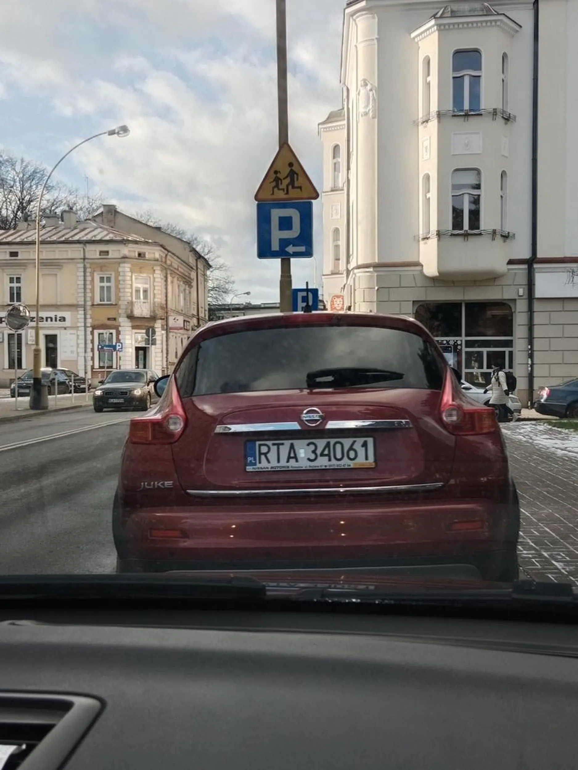 Pani specjalnie zajęła miejsce na 3 auta do tego kłócąc się żeby jej nie zastać, podjechała do przodu a jak już zaparkowałam koło niej i poszłam to specjalnie zastawiła mnie żebym nie mogła wyjechać :) polecam starszą panią która nie potrafi kontaktować