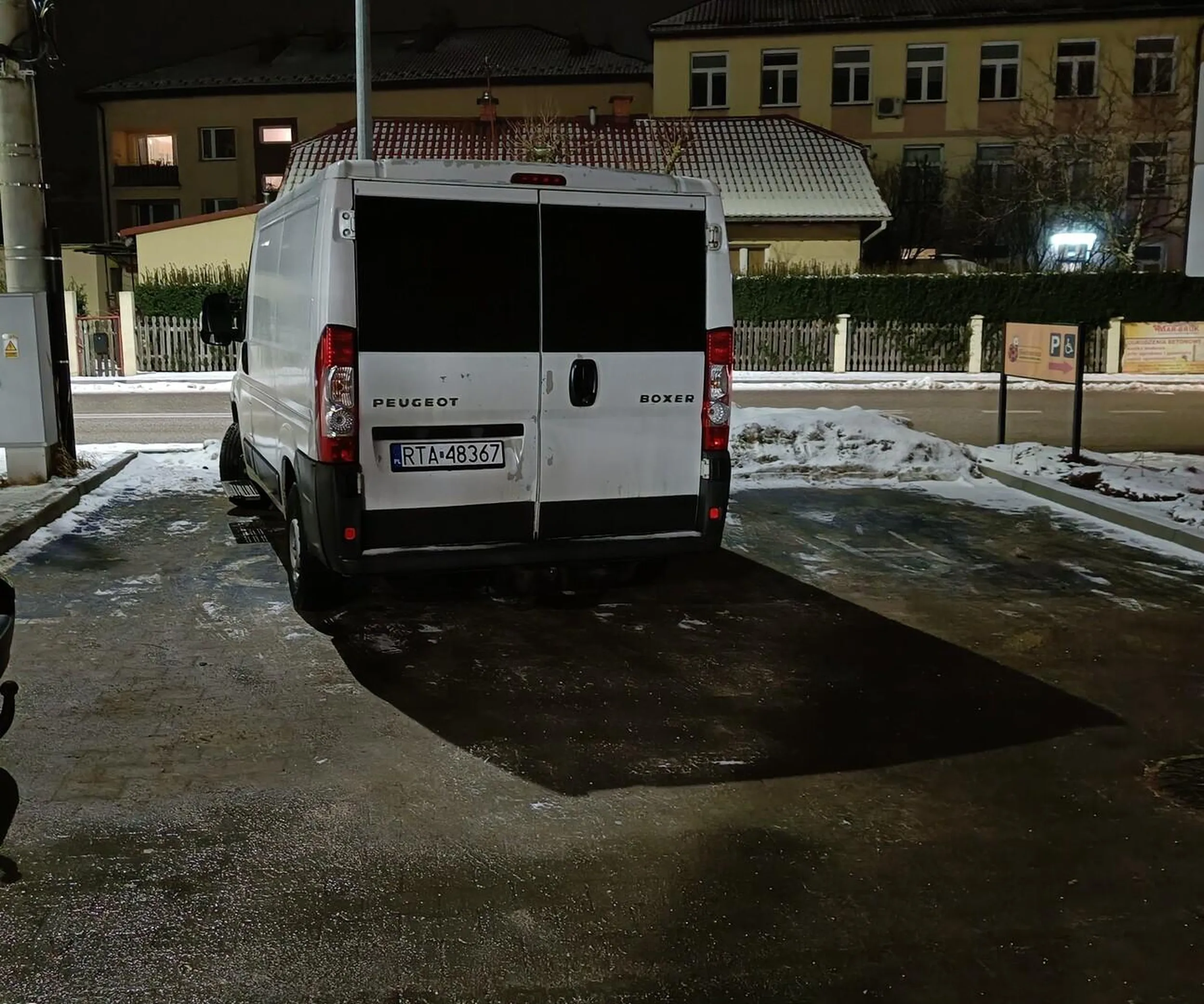 Parkuje na miejscu dla niepełnosprawnych. Brak legitymacji. Chory chyba na głowę. 07.02.2023 Ropczyce Witosa 1c.