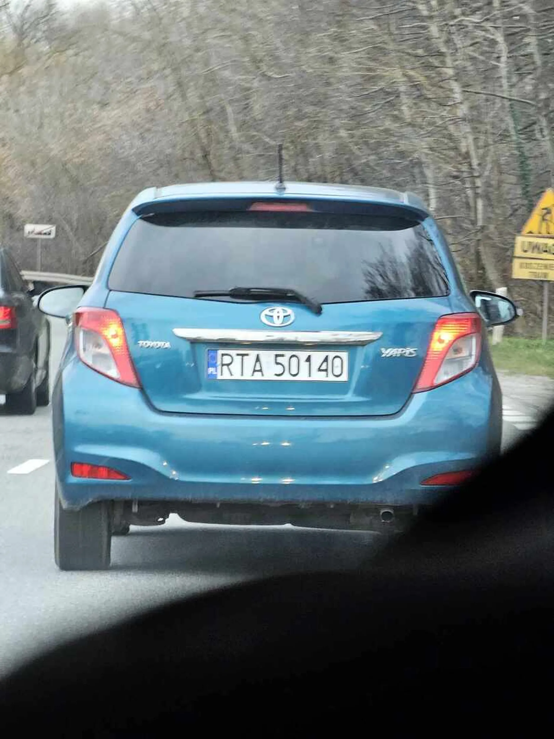 Jakaś stara rura z demencją zapomina o innych uczestnikach ruchu drogowego i zajeżdża drogę swoją szybką Toyotką