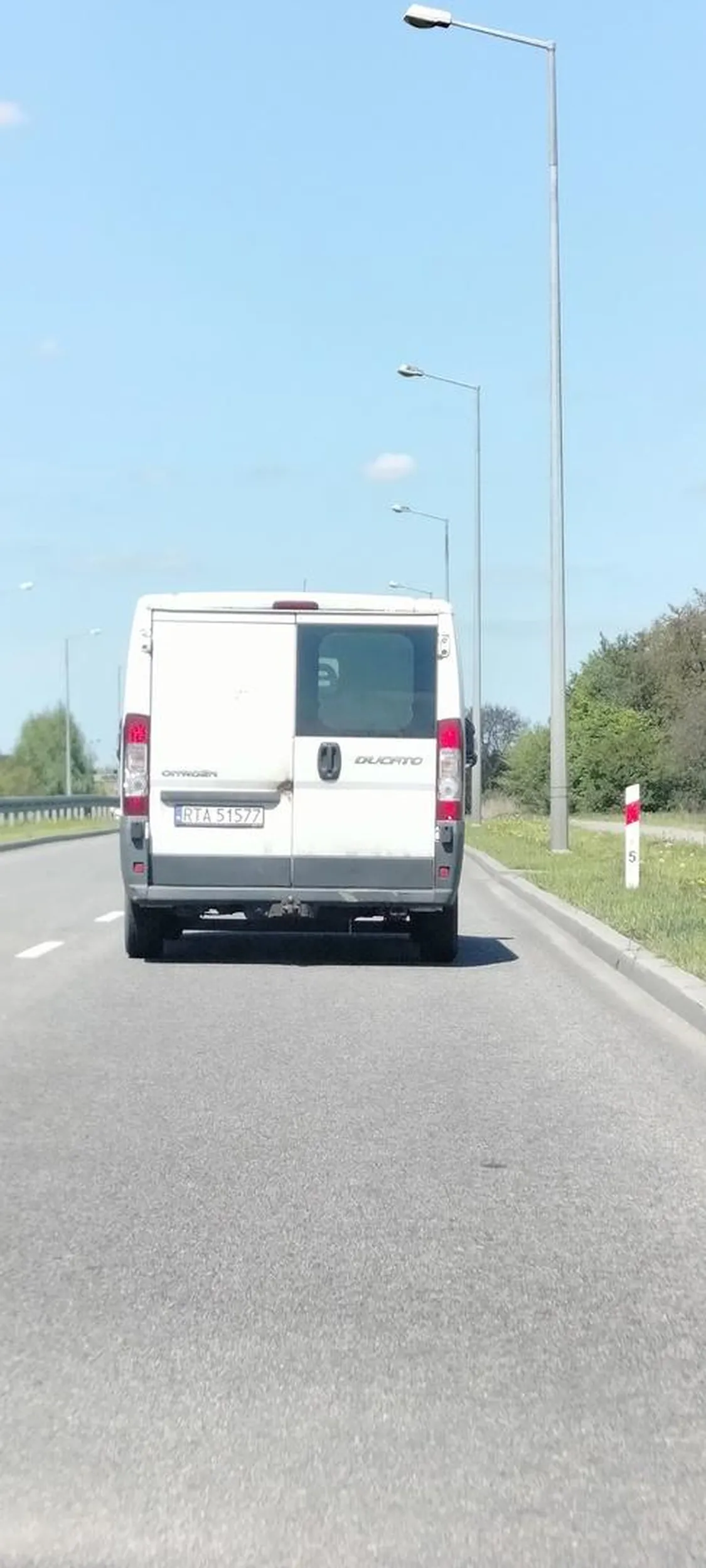 Czy wiesz że te lusterka co masz z dwóch stron auta to nie służa tylko do wieszania ciuchów roboczych i opierania się