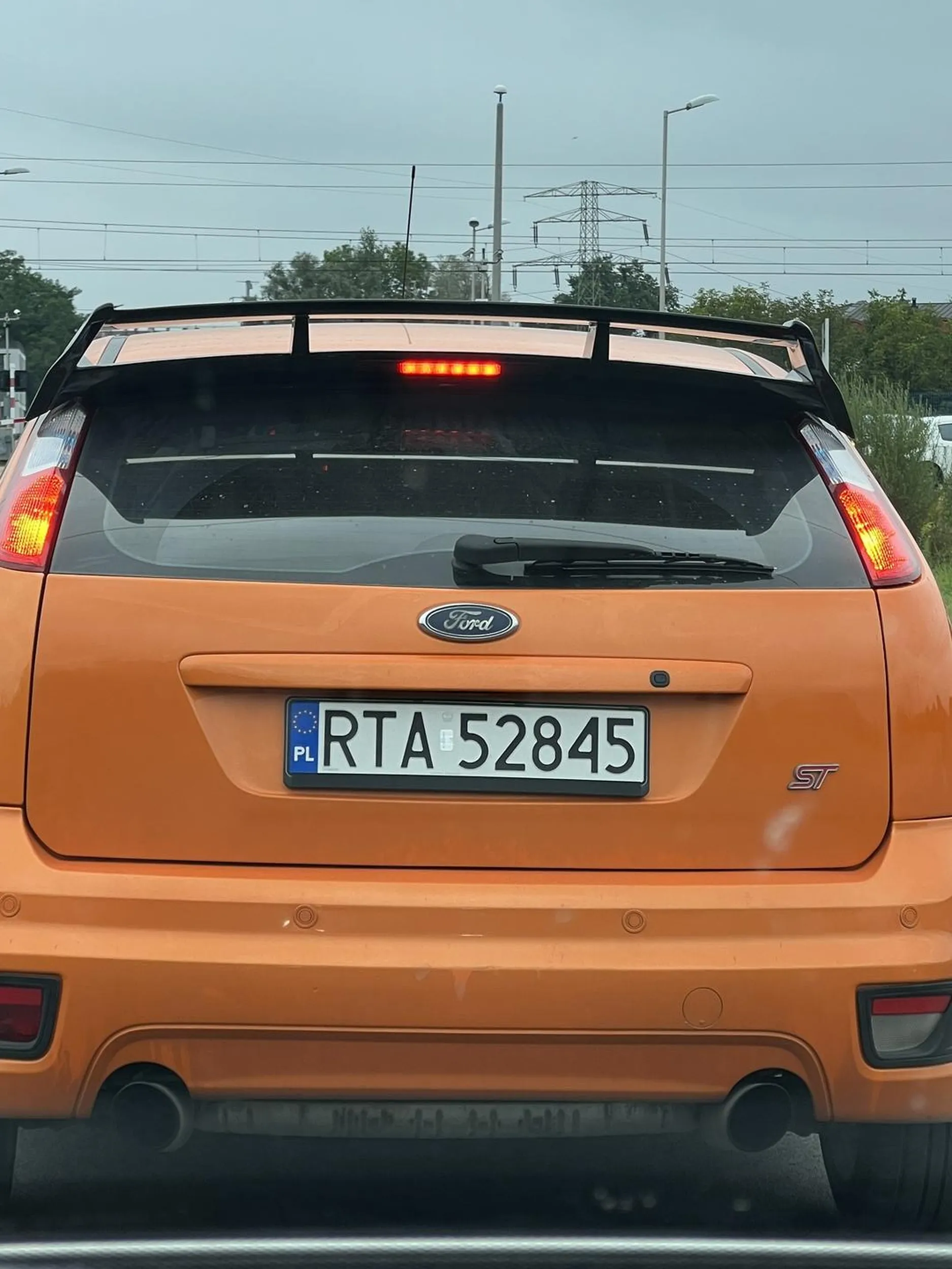 Uważajcie na niego. Kierujący wykonuje nagłe manewry, „król” szosy. Po dźwięku silnika sądzimy, że zrobił przekładkę ze skutera do Forda, brzmi jak rasowa 125?‍♂️