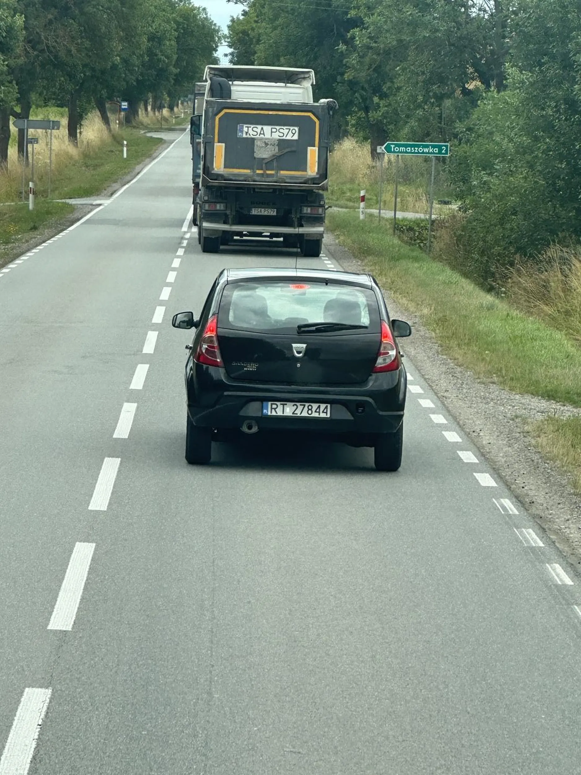Nie chce stosować wulgaryzmów, chociaż same się cisną na usta. Takiego chamstwa jaki przedstawia swoim zachowaniem kierowca auta na zdjęciu jest nie do opisania… Kiedy nie można wyprzedzać zwalnia zestaw do 40km/h następnie kiedy już jest możliwość wyprzedania przyspiesza do 85km/h. Przy próbach wyprzedzenia pozwala się wyprzedzić, a w momencie zrównania się przodów pojazdów utrzymuje taka sama prędkość…