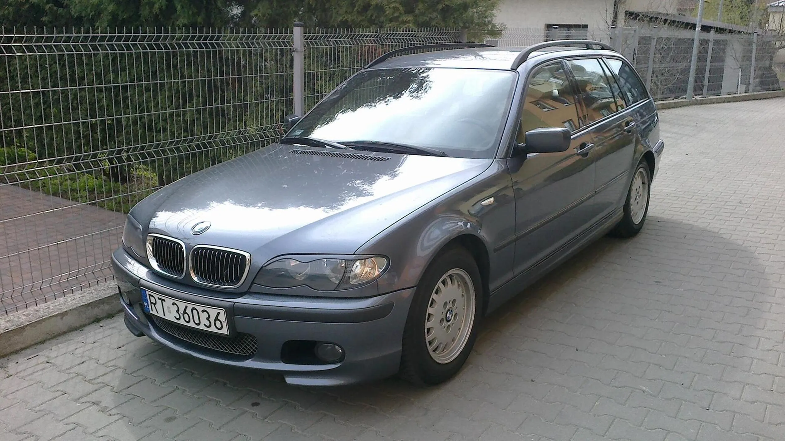 Złom na drodze, kopci komuś w uszy i parkuje gdzie chce