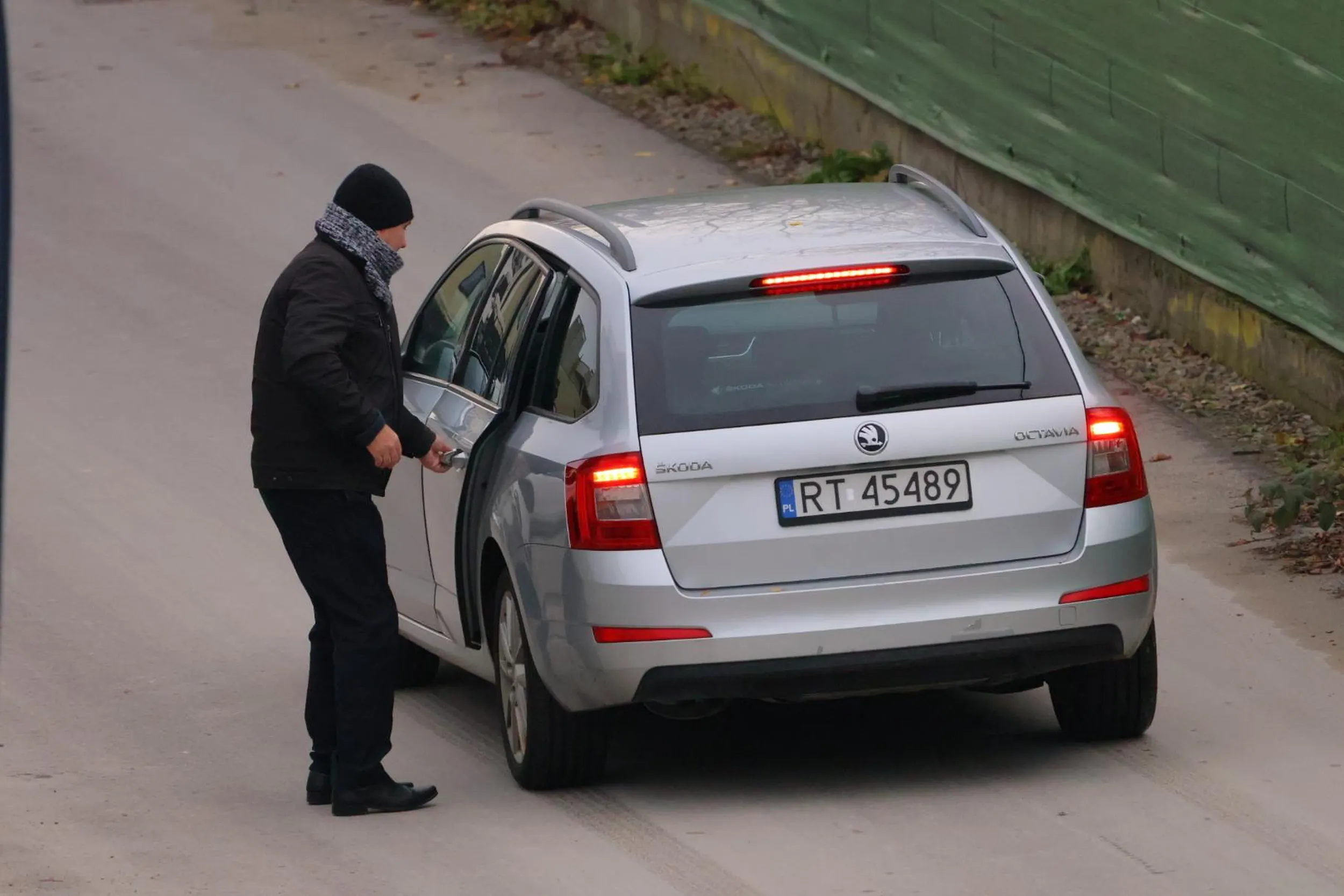 Dwóch typów domokrążców przyjechało na nowe osiedle rzeszowskie, dzwoni po wszystkich mieszkaniach w porze obiadowej w niedzielę i pyta czemu tak trudno o pokój na świecie. Polecam pojechać do Izraela albo na wiejską i się tam zapytać a nie tu!!