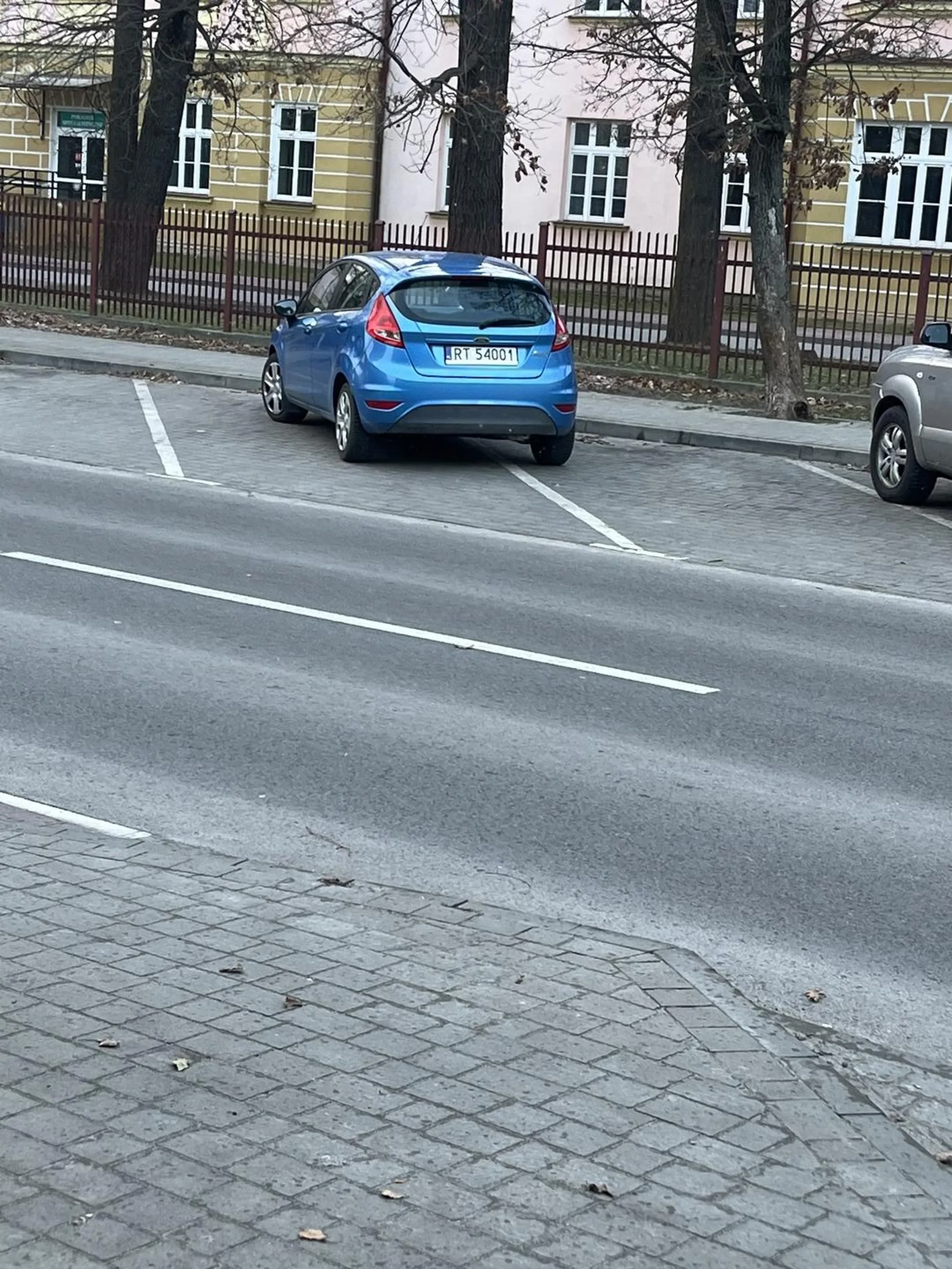 Dodatkowy kurs parkowania żeby się nie wyrobić na pustym parkingu ?